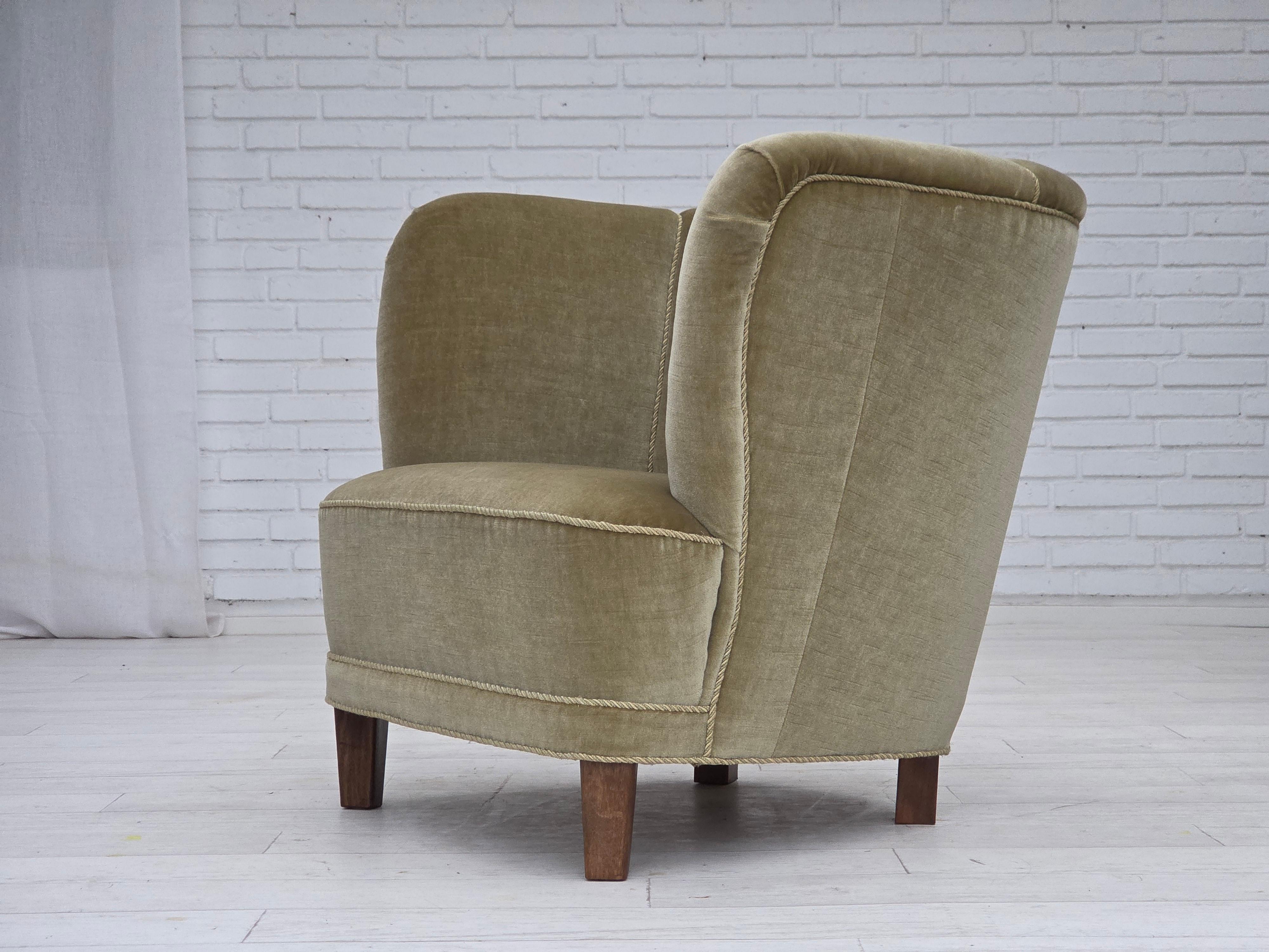 Años 70, sillón danés. Muebles originales de terciopelo verde, patas de madera de roble, muelles en el asiento. Muy buen estado original: sin olores, sin manchas y construcción estable. Fabricado por un fabricante de muebles danés entre 1970 y 1975.