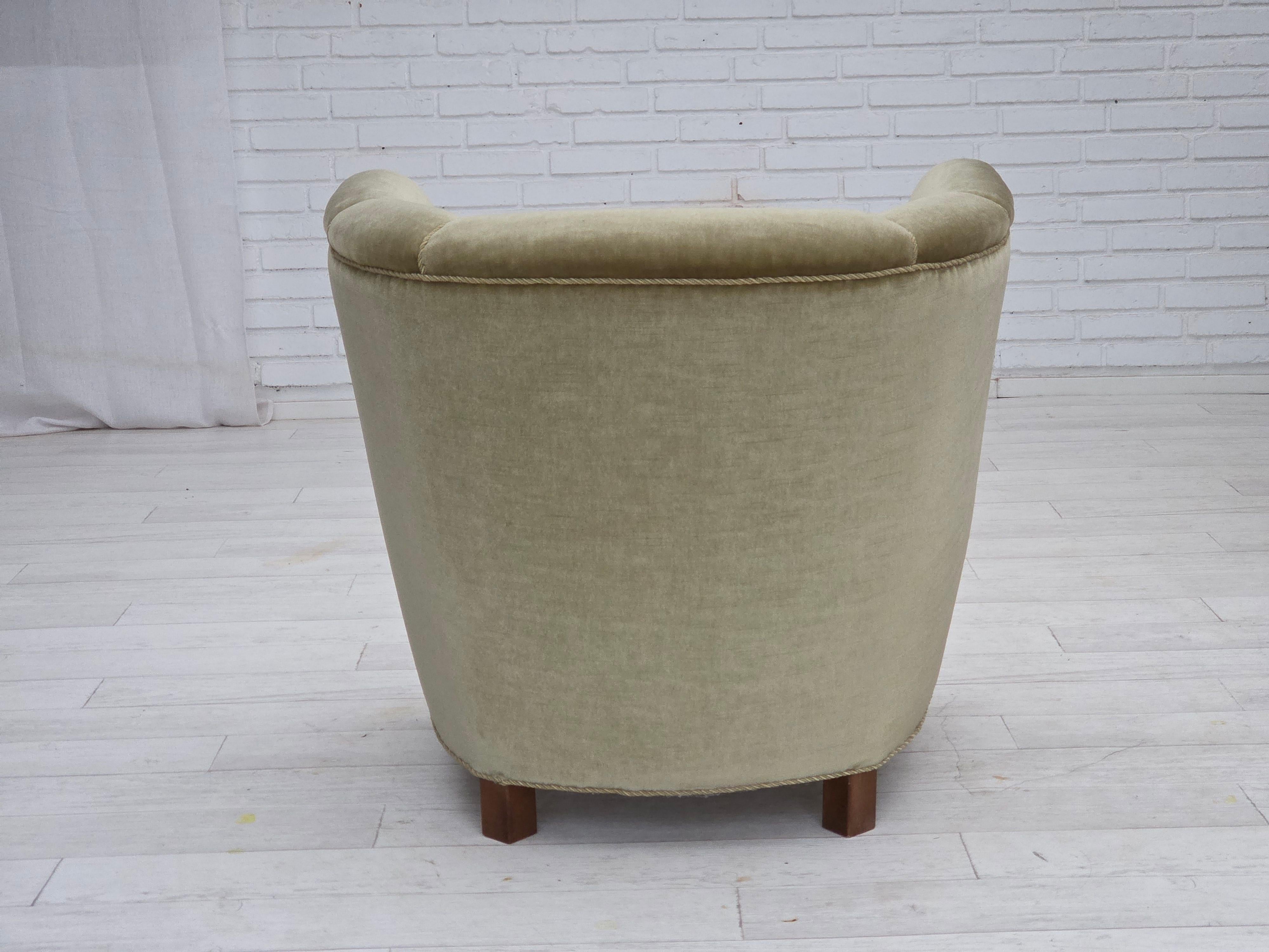 Años 70, sillón danés, muebles originales de terciopelo verde, madera de roble. en venta 1