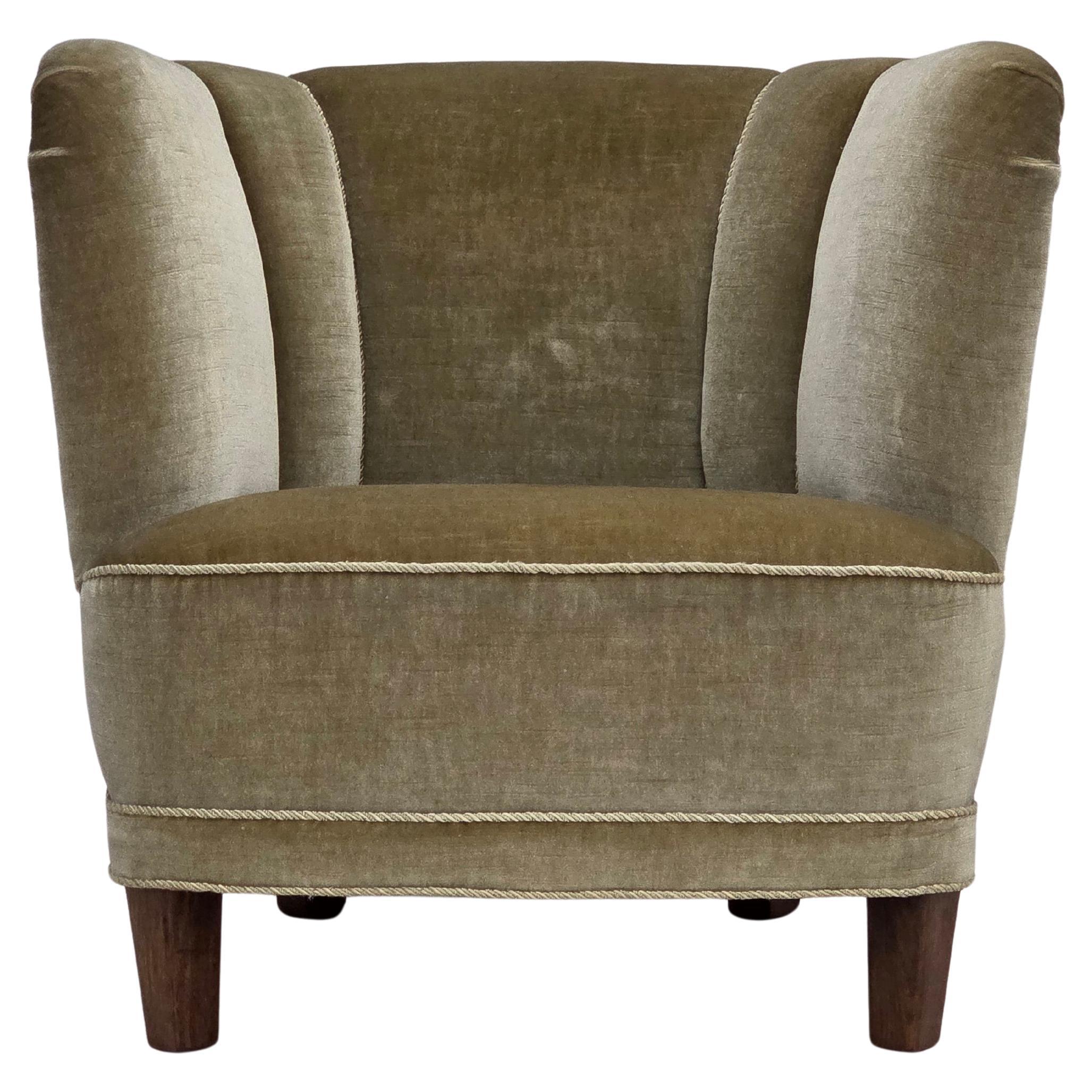 Années 1970, fauteuil Woodene, velours d
ameublement vert d
origine, bois de chêne.