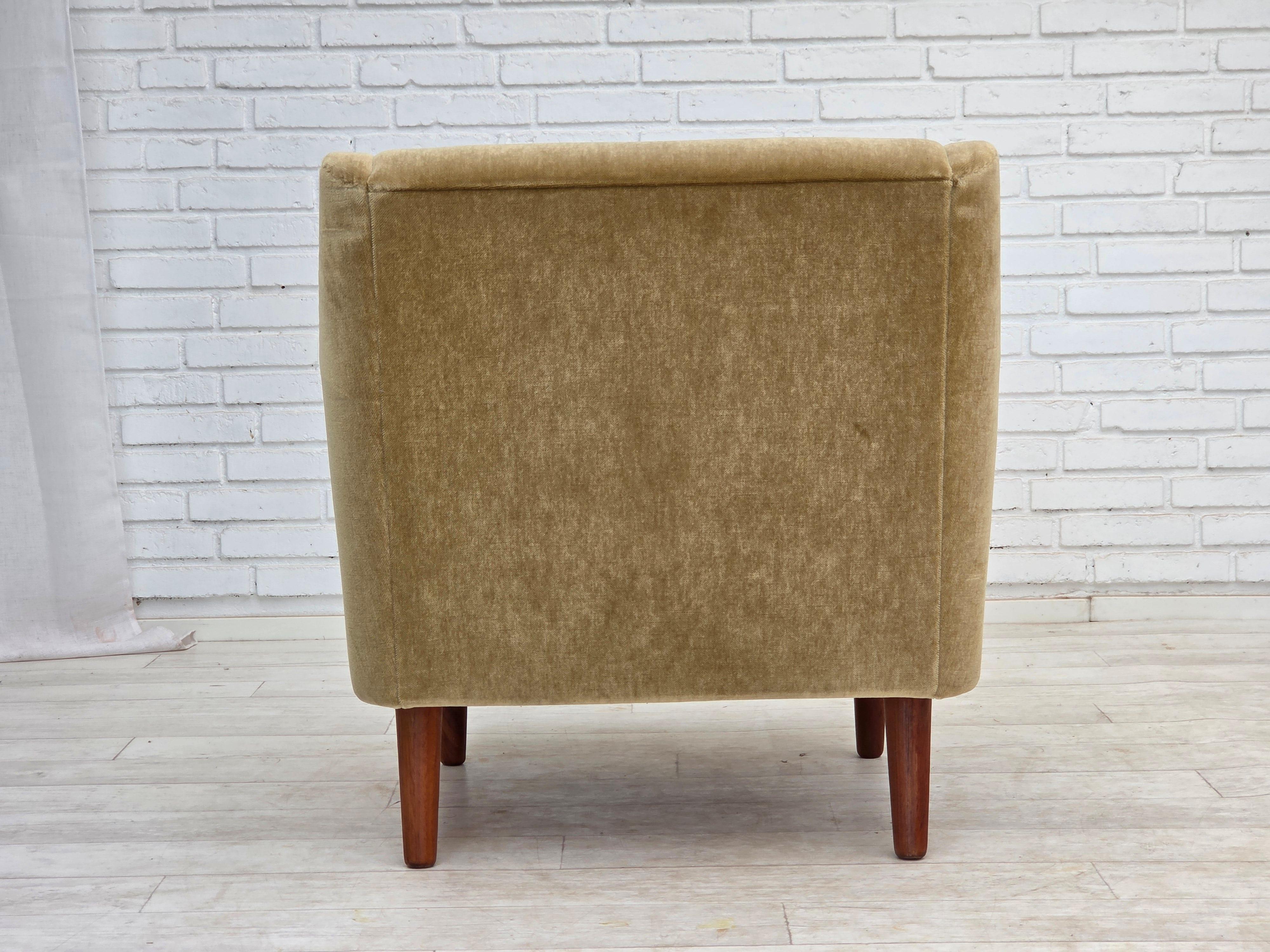 Fauteuil danois des années 1970, velours vert d'origine, pieds en bois de teck. en vente 3