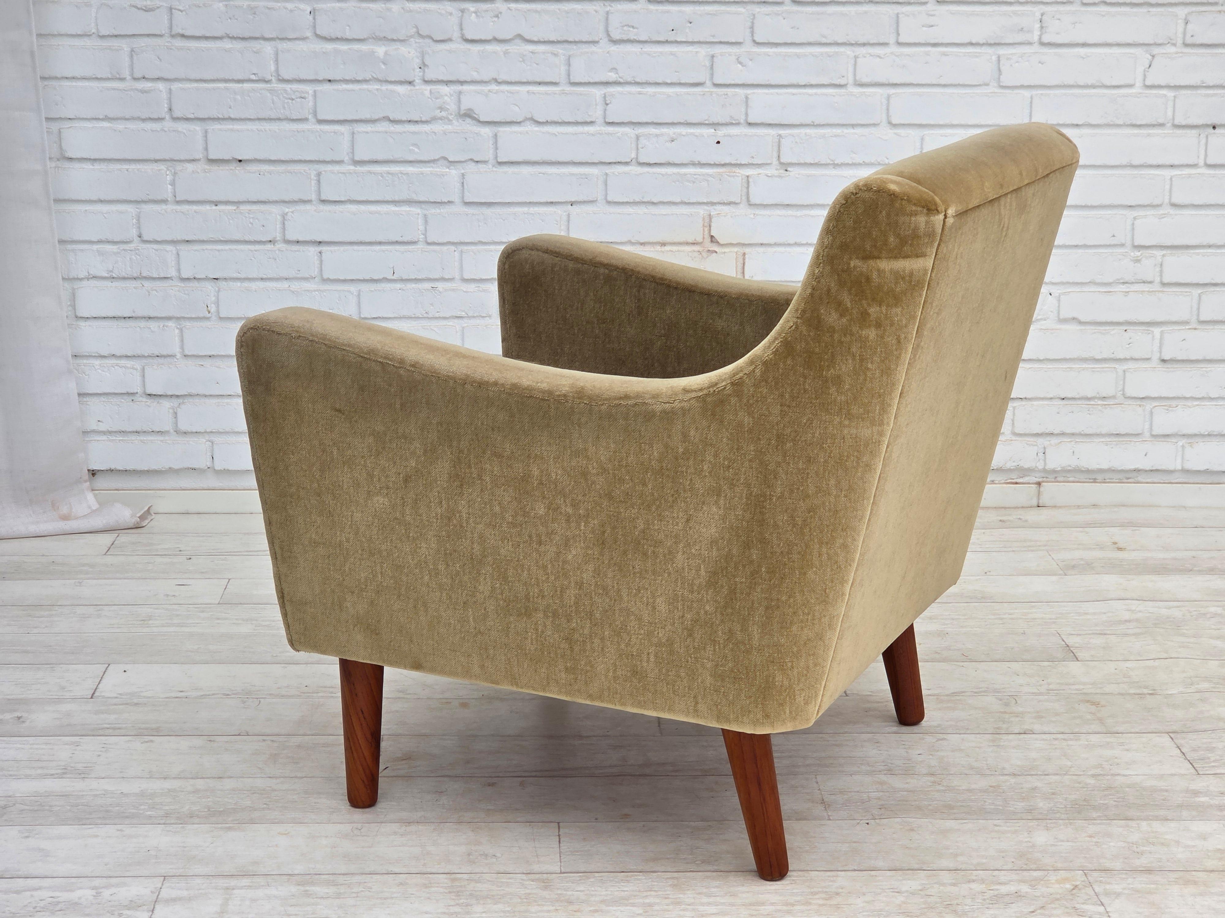 Fauteuil danois des années 1970, velours vert d'origine, pieds en bois de teck. en vente 4