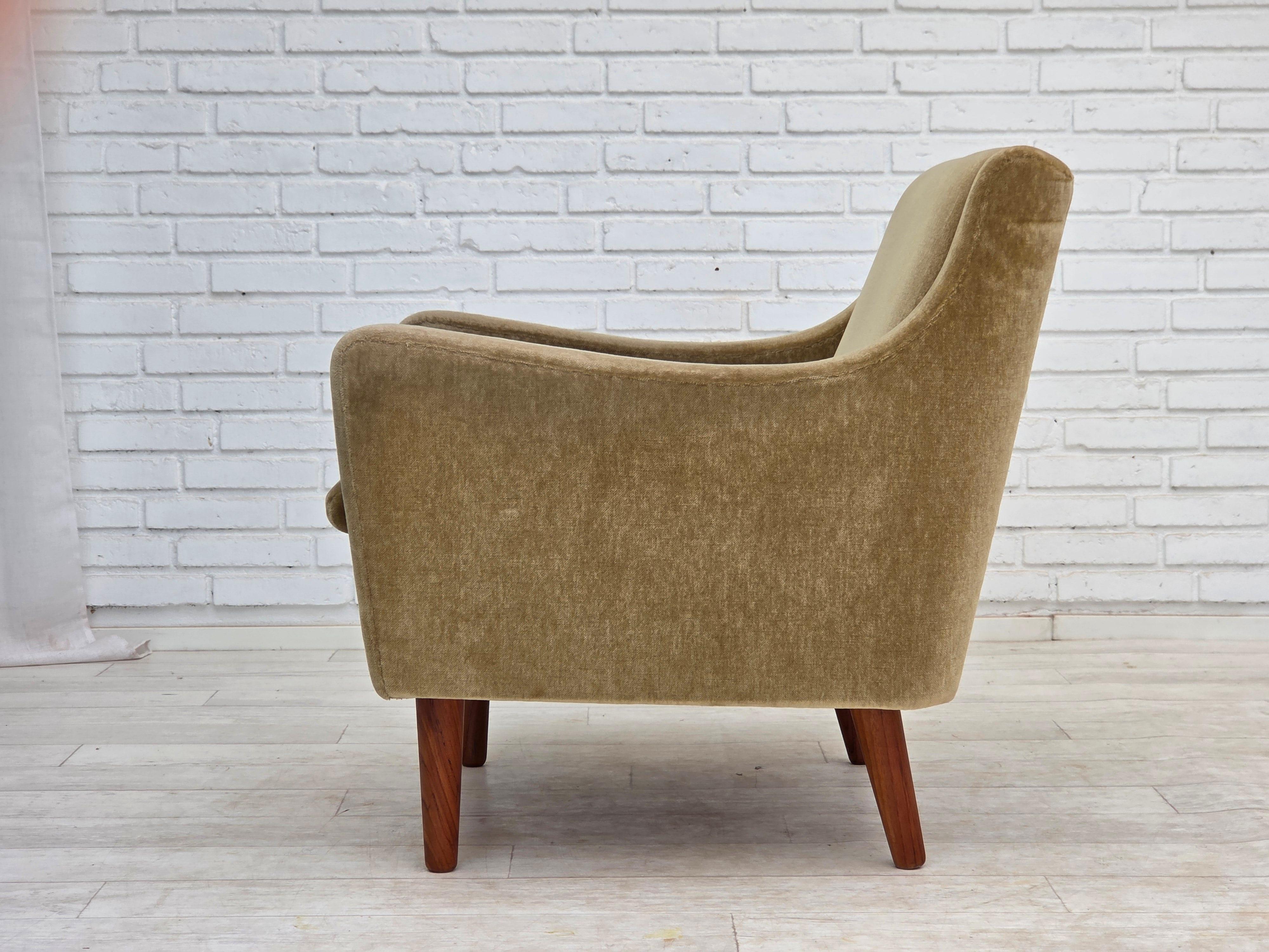 Fauteuil danois des années 1970, velours vert d'origine, pieds en bois de teck. en vente 5