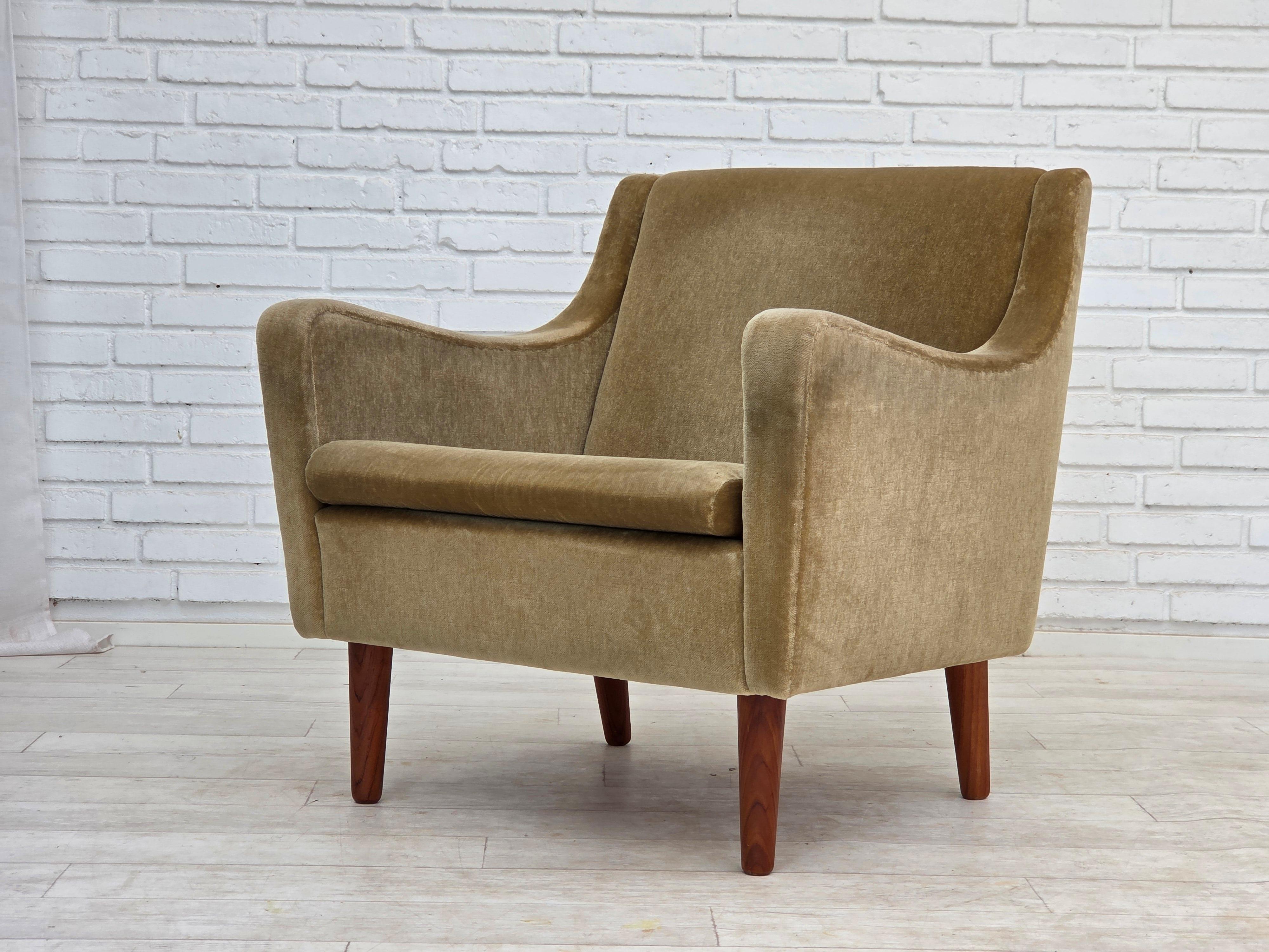 Fauteuil danois des années 1970, velours vert d'origine, pieds en bois de teck. en vente 6
