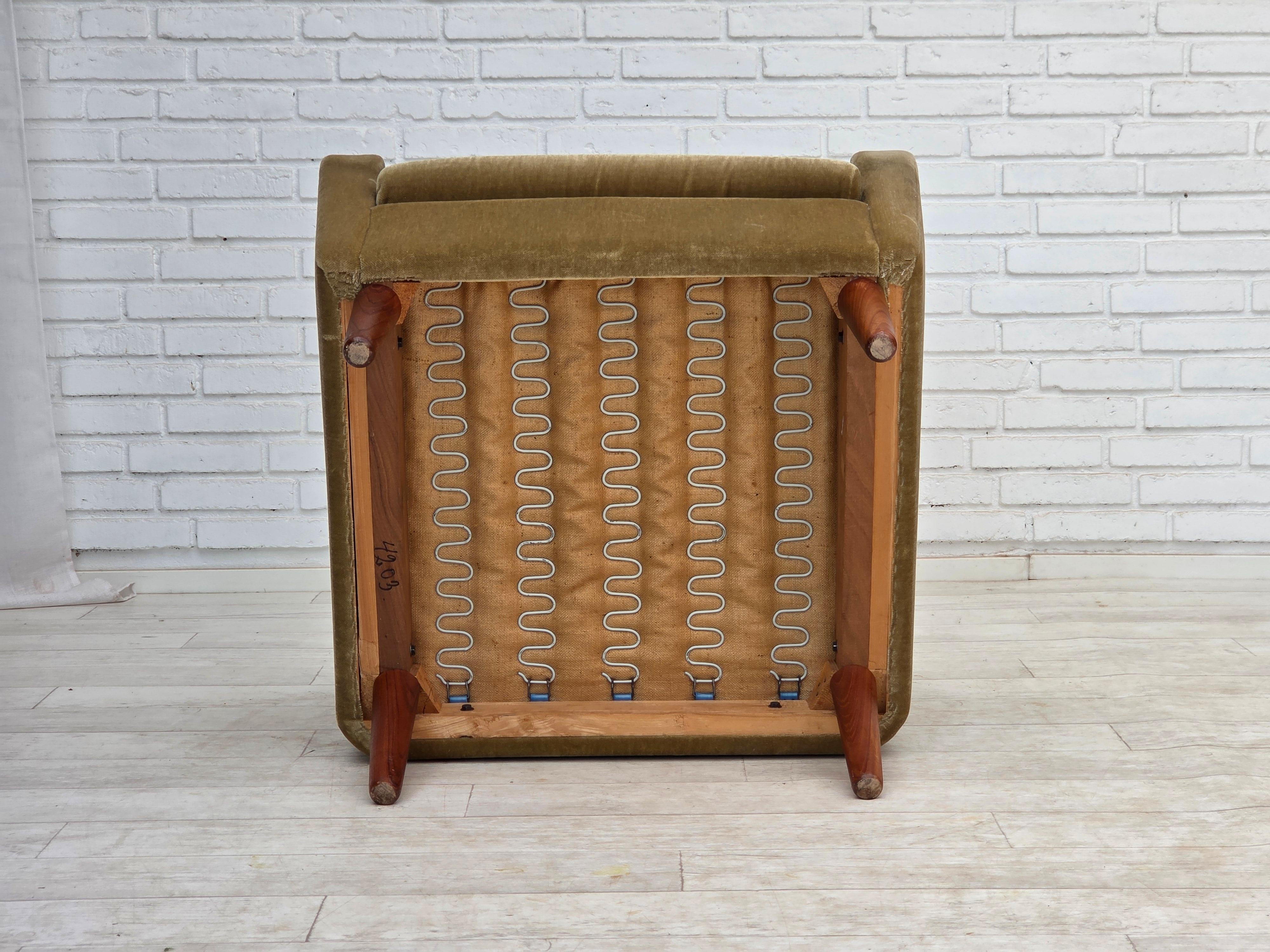 Fauteuil danois des années 1970, velours vert d'origine, pieds en bois de teck. en vente 8