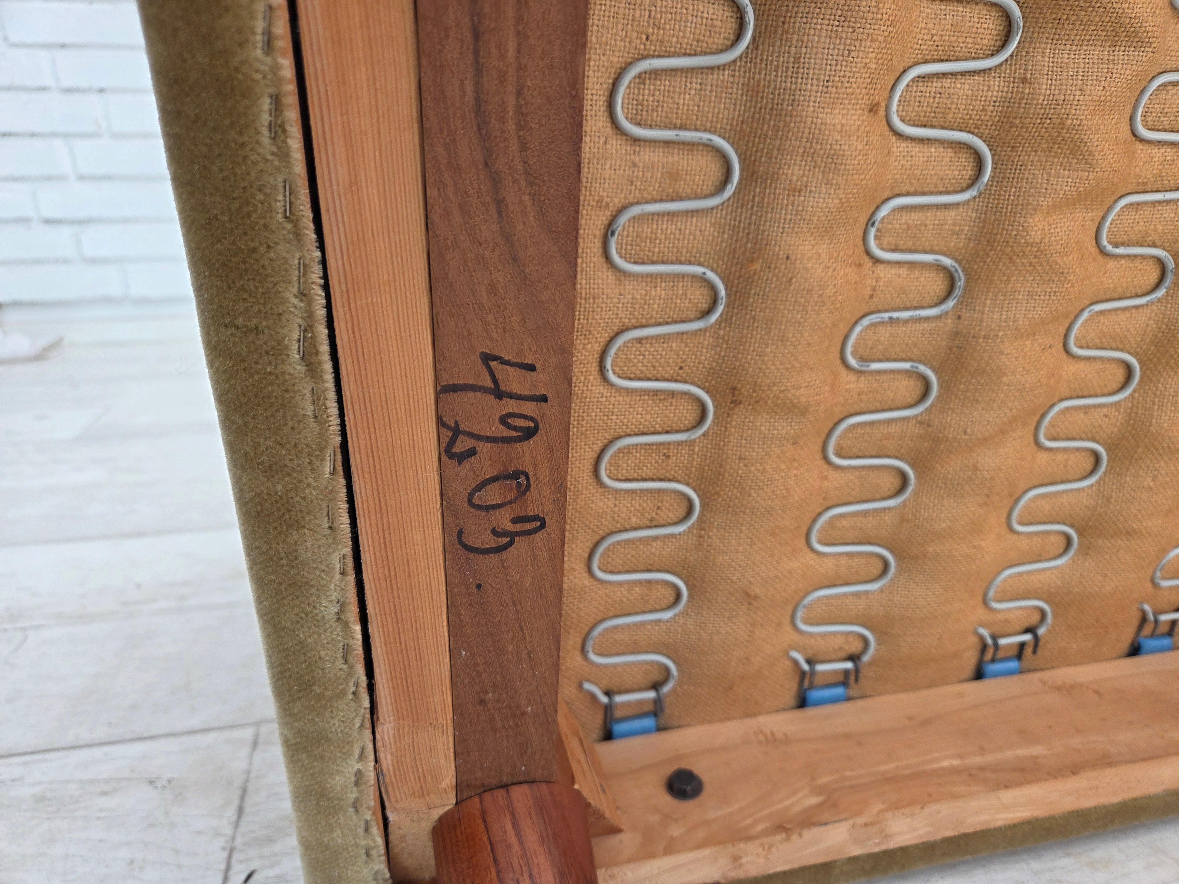Fauteuil danois des années 1970, velours vert d'origine, pieds en bois de teck. en vente 11