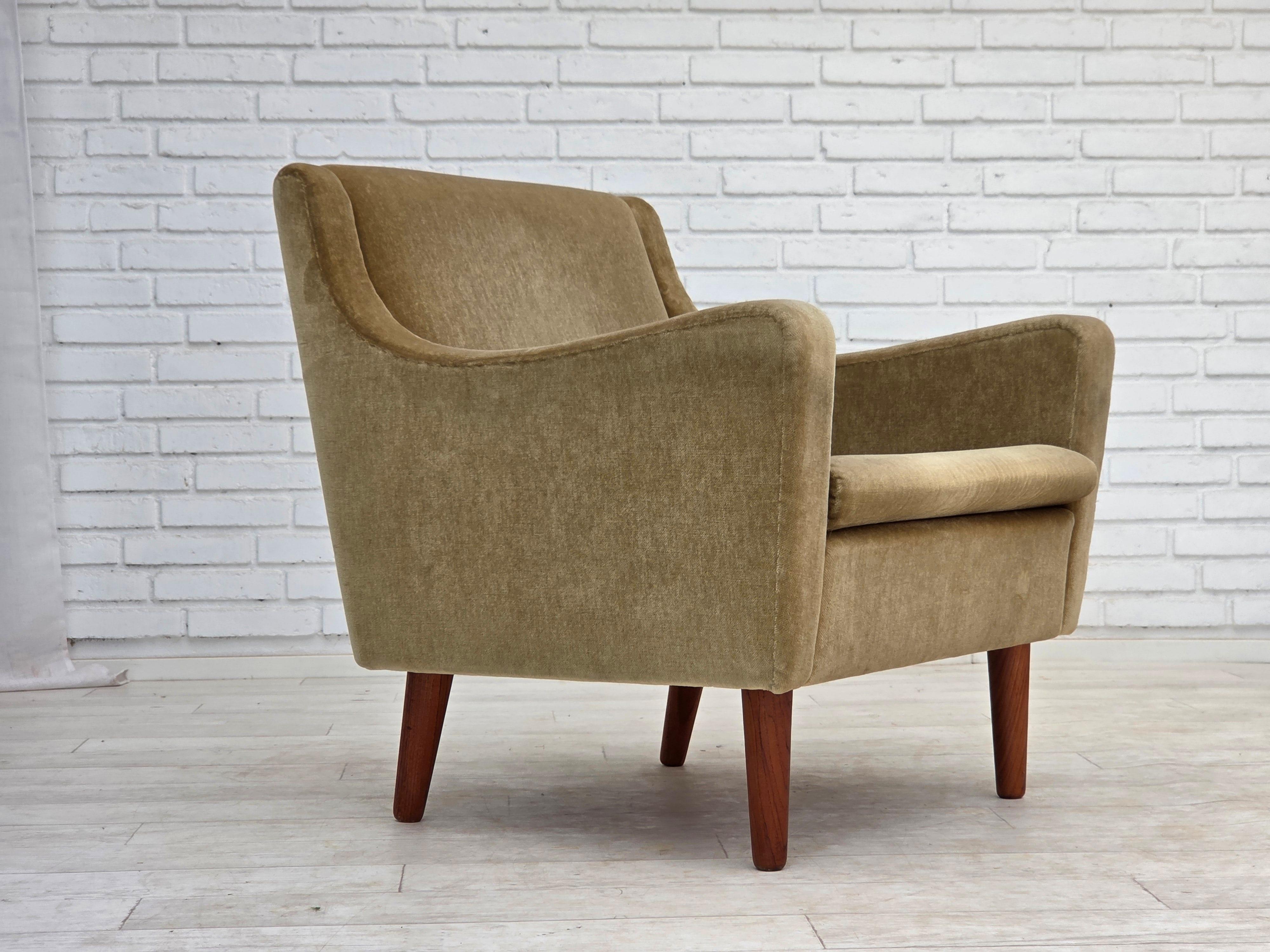 1970, fauteuil danois. Velours d'ameublement vert d'origine, pieds en teck. Siège en bois de teck. Très bon état : pas d'odeurs, pas de taches et construction stable. Fabriqué par un fabricant de meubles danois dans les années 1970-1975. Design/One