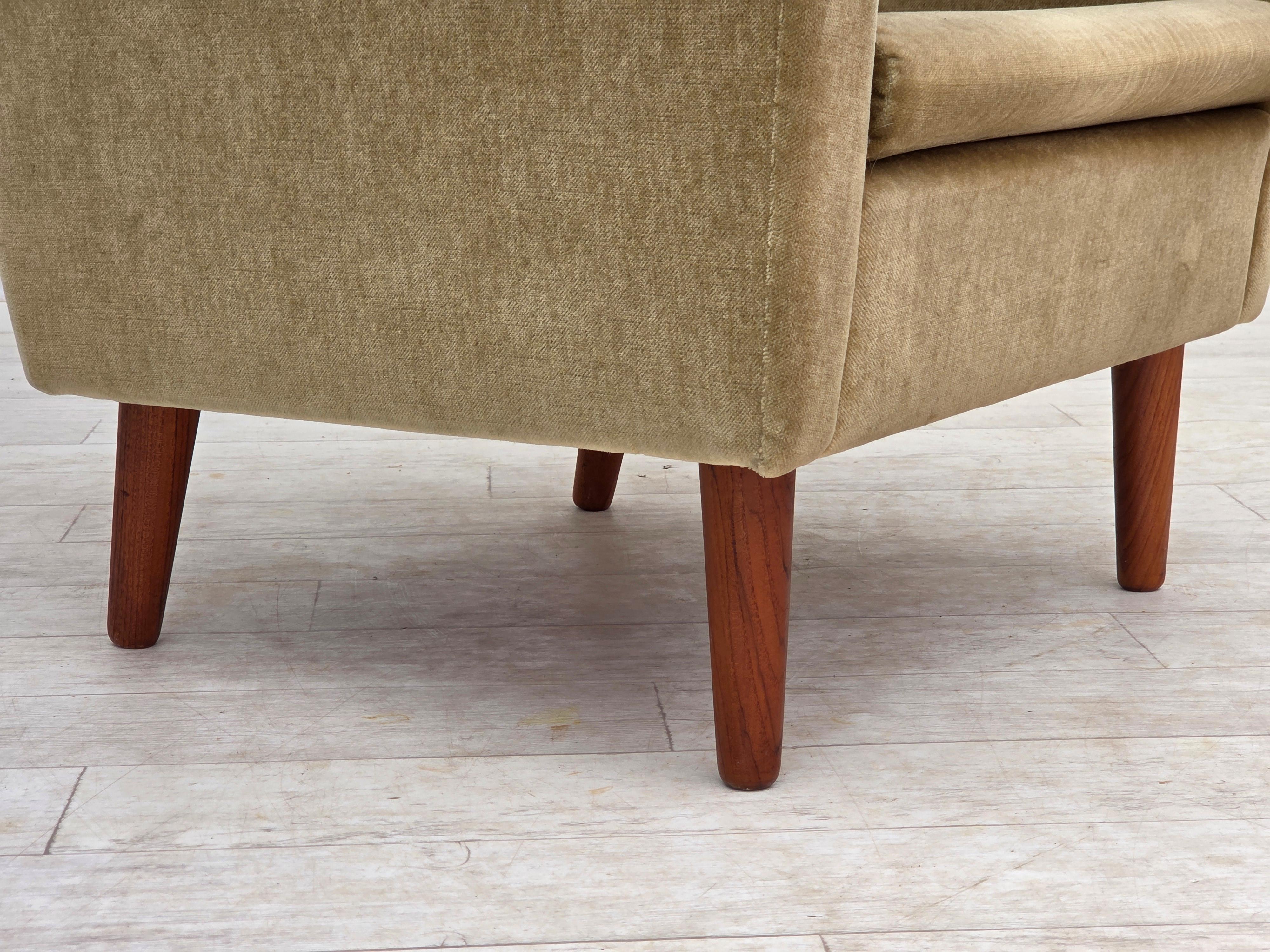 Scandinave moderne Fauteuil danois des années 1970, velours vert d'origine, pieds en bois de teck. en vente