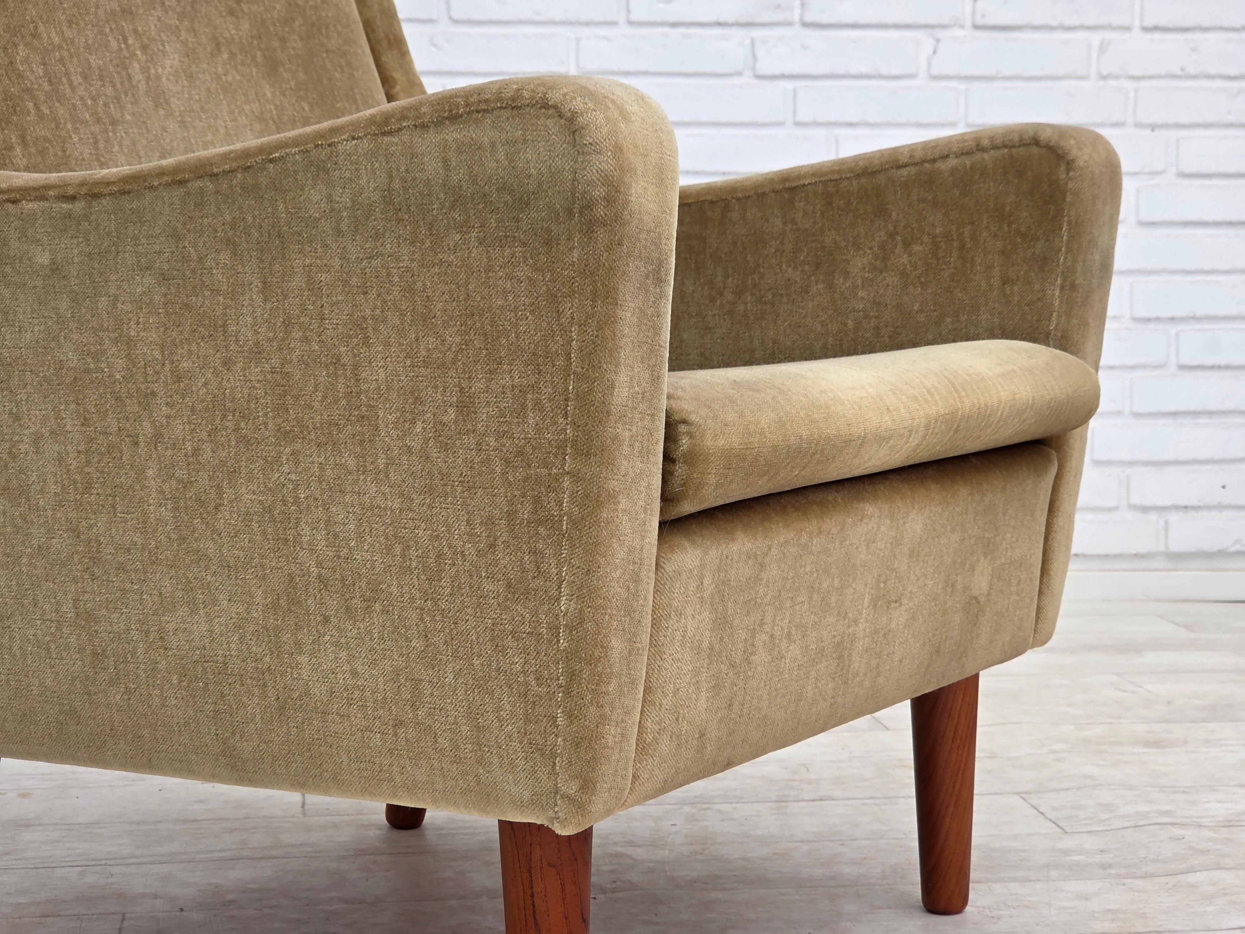 Danois Fauteuil danois des années 1970, velours vert d'origine, pieds en bois de teck. en vente