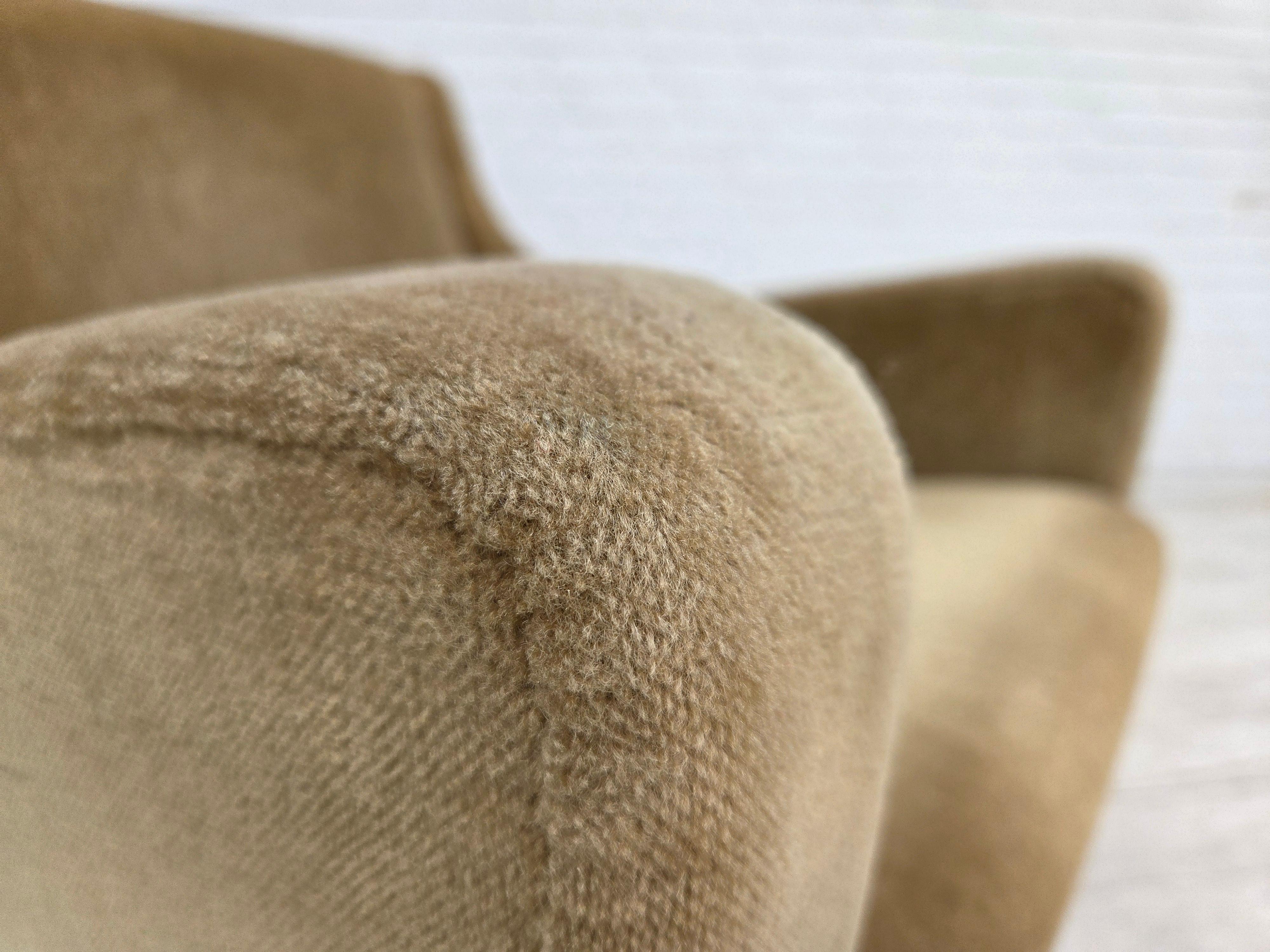 Fauteuil danois des années 1970, velours vert d'origine, pieds en bois de teck. Bon état - En vente à Tarm, 82