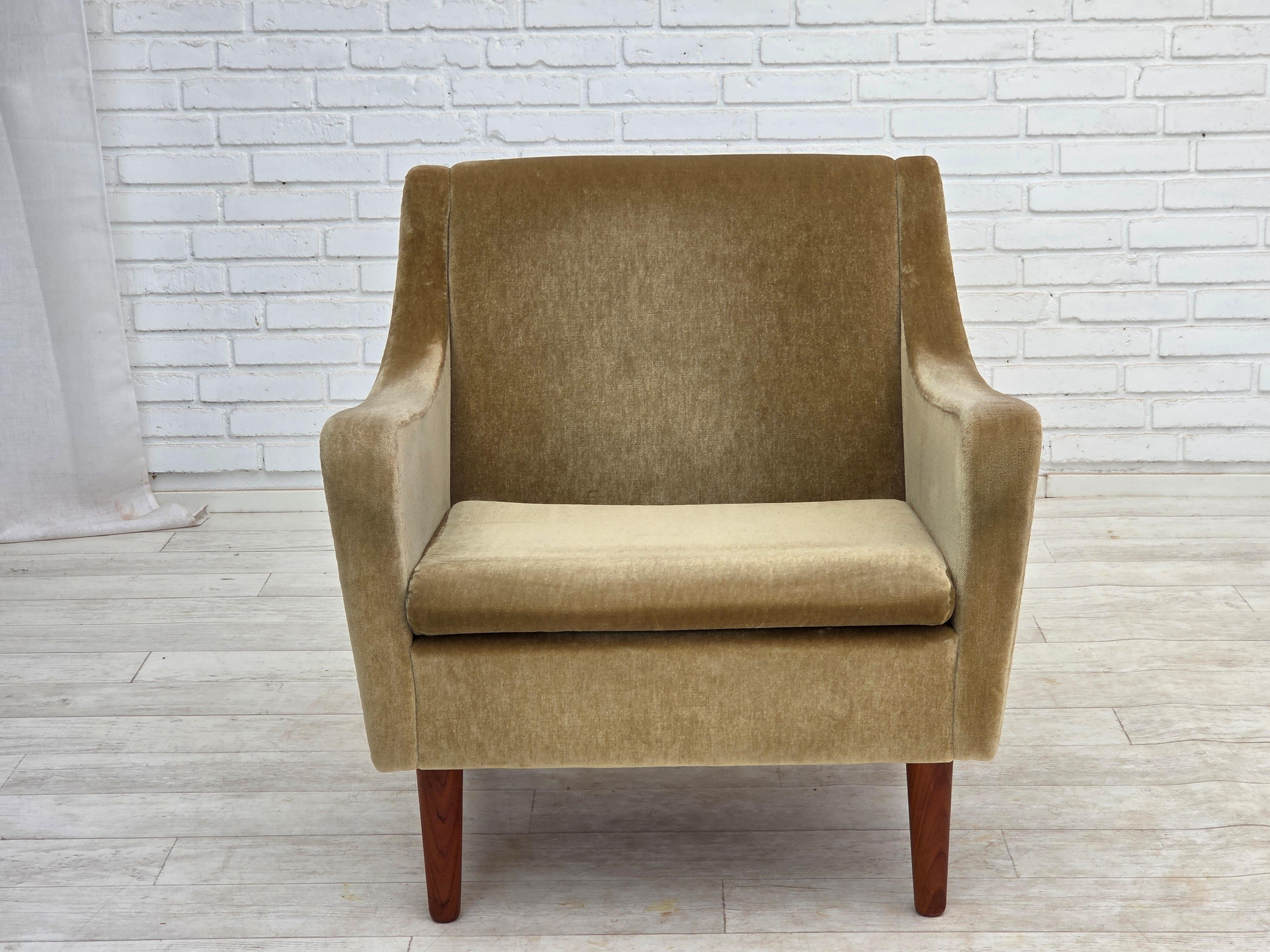 Fin du 20e siècle Fauteuil danois des années 1970, velours vert d'origine, pieds en bois de teck. en vente