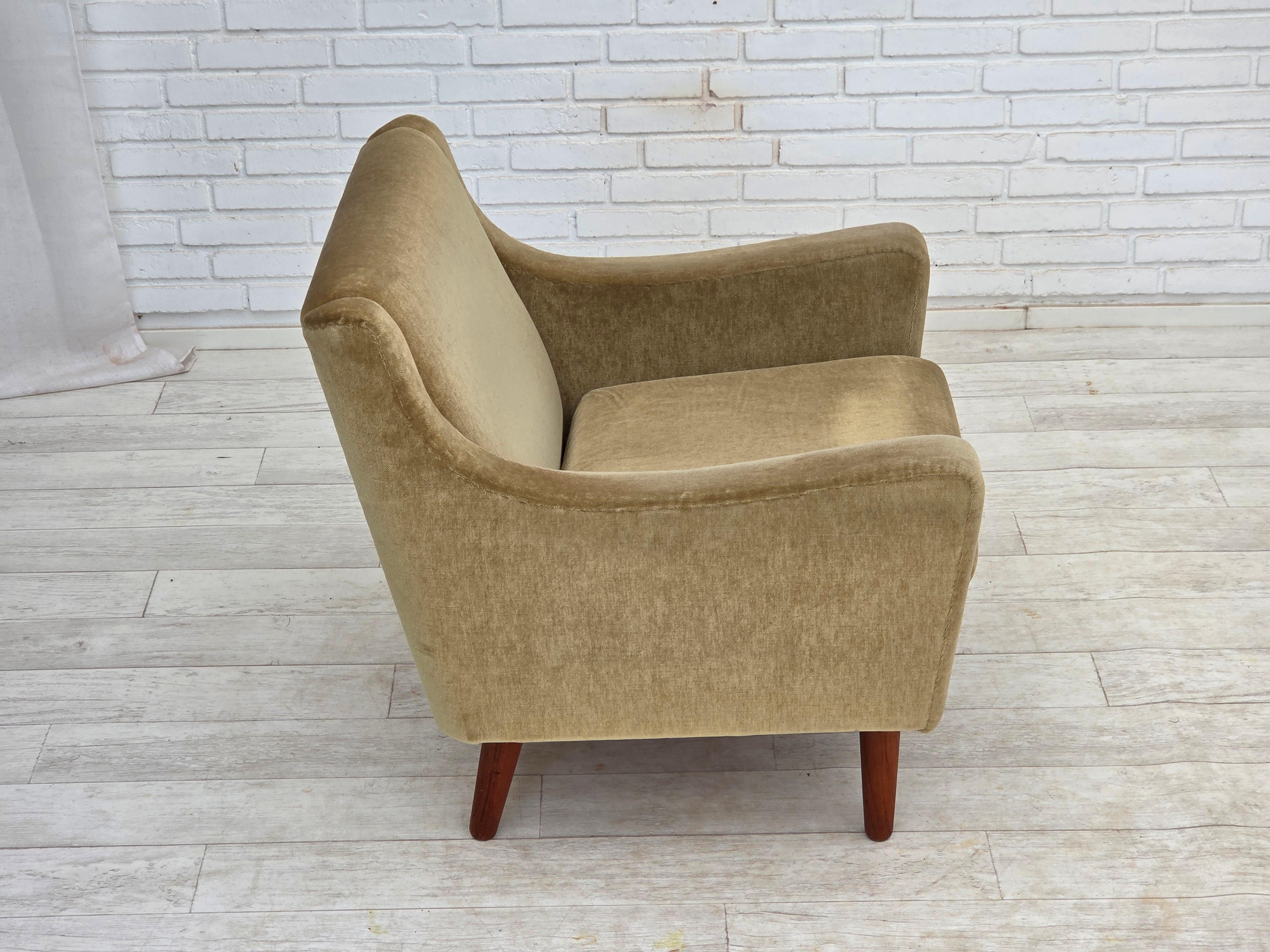 Velours Fauteuil danois des années 1970, velours vert d'origine, pieds en bois de teck. en vente