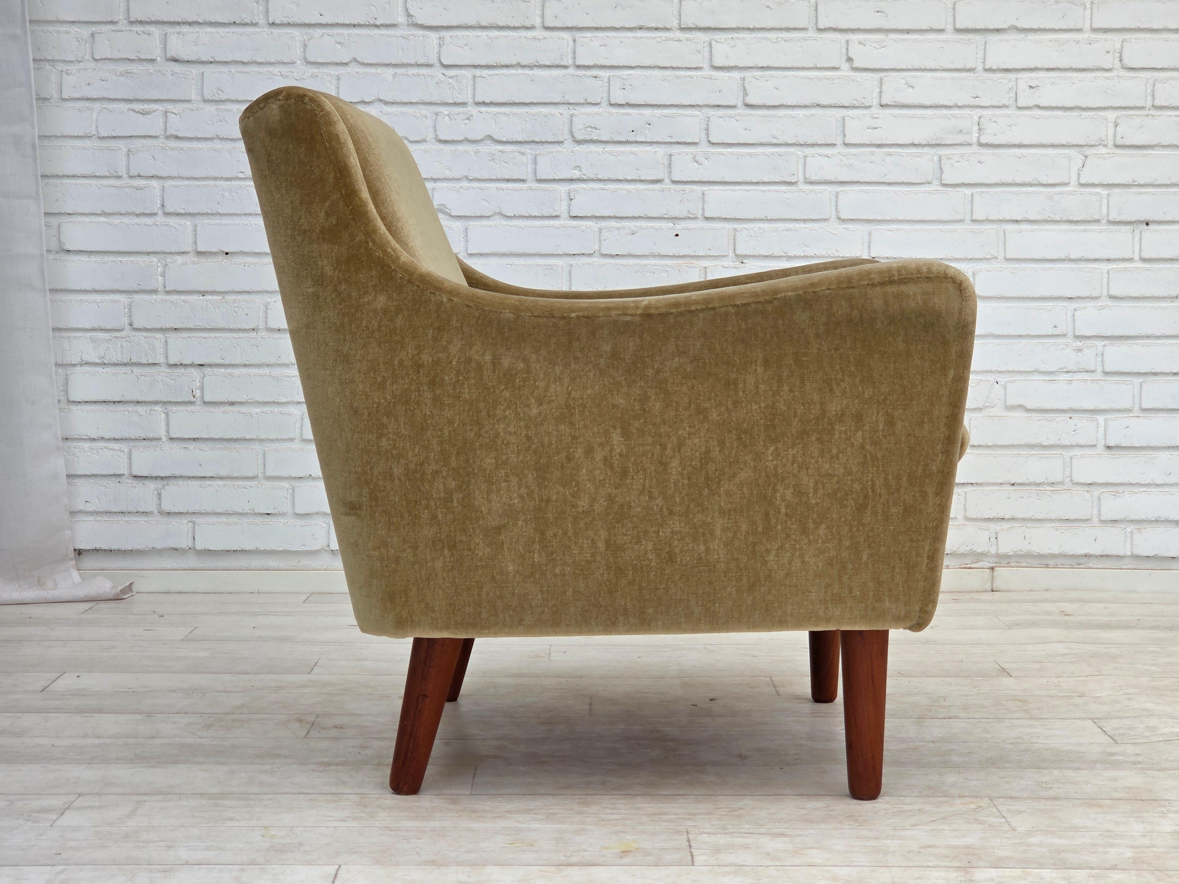 Fauteuil danois des années 1970, velours vert d'origine, pieds en bois de teck. en vente 1