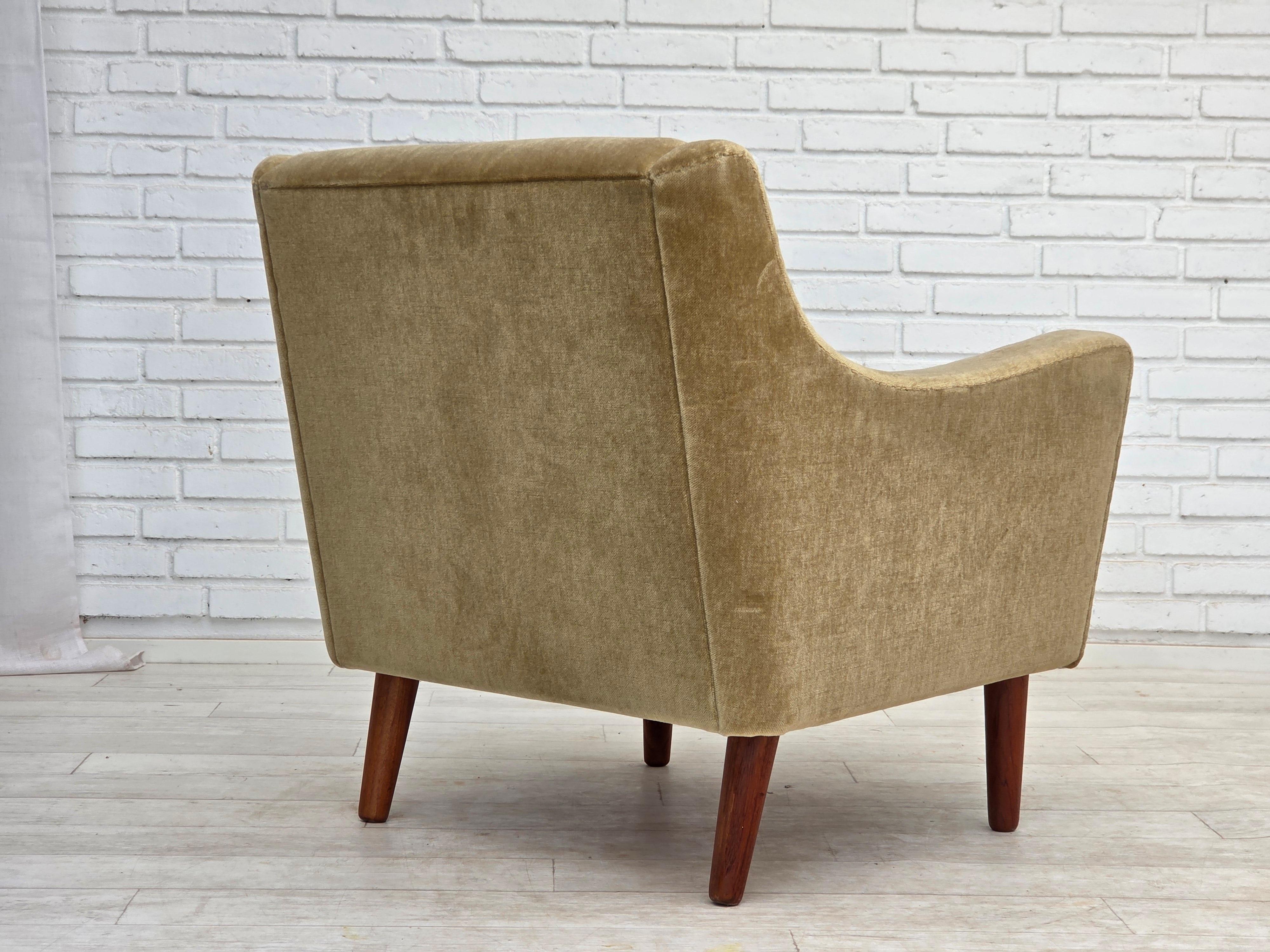 Fauteuil danois des années 1970, velours vert d'origine, pieds en bois de teck. en vente 2