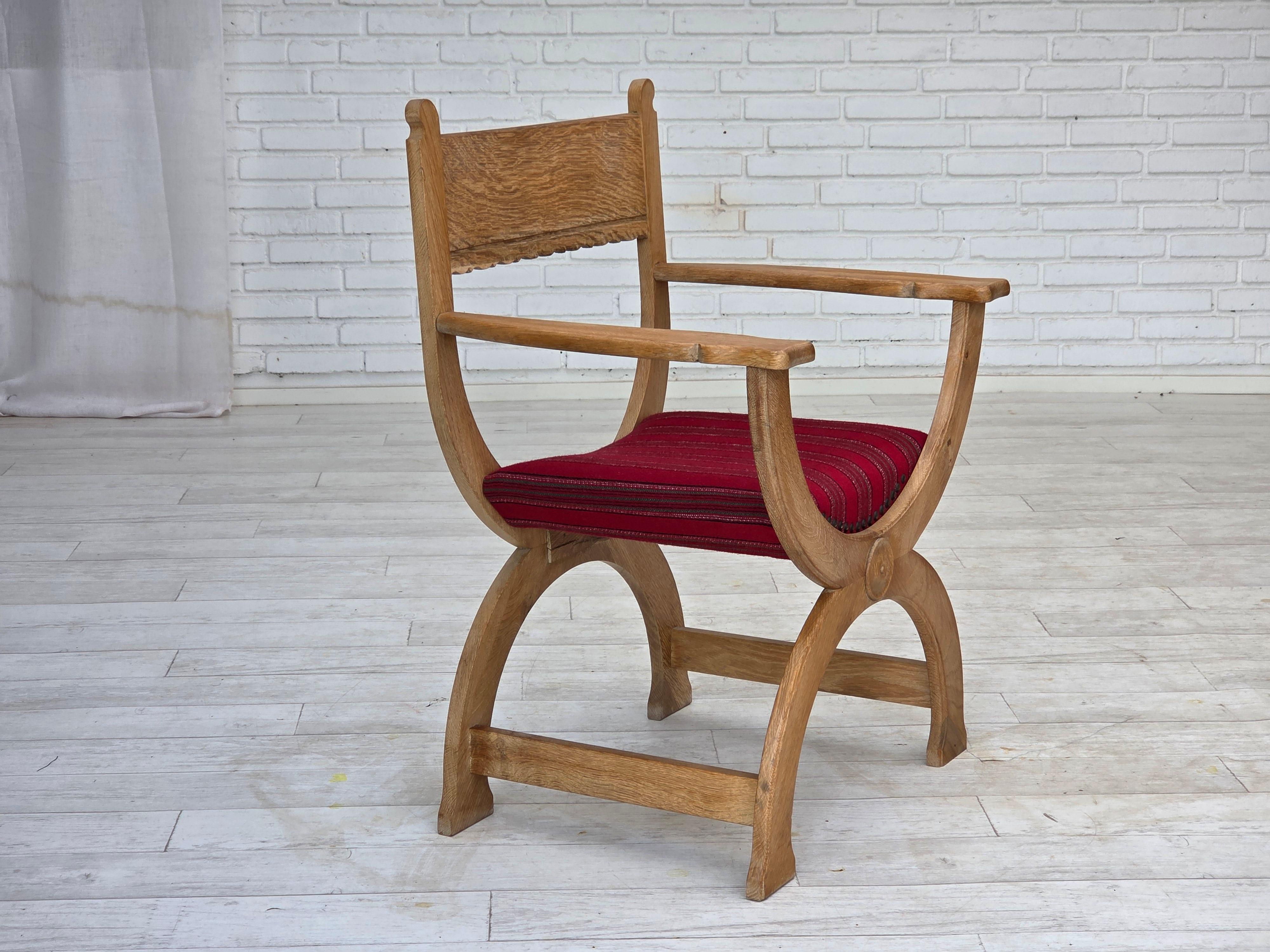 1970er Jahre, Dänischer Sessel. Original rote Möbelwolle und massives Eichenholz. Originaler sehr guter Zustand: keine Gerüche, keine Flecken und stabile Konstruktion. Hergestellt von einem dänischen Möbelhersteller etwa in den Jahren 1965-70.