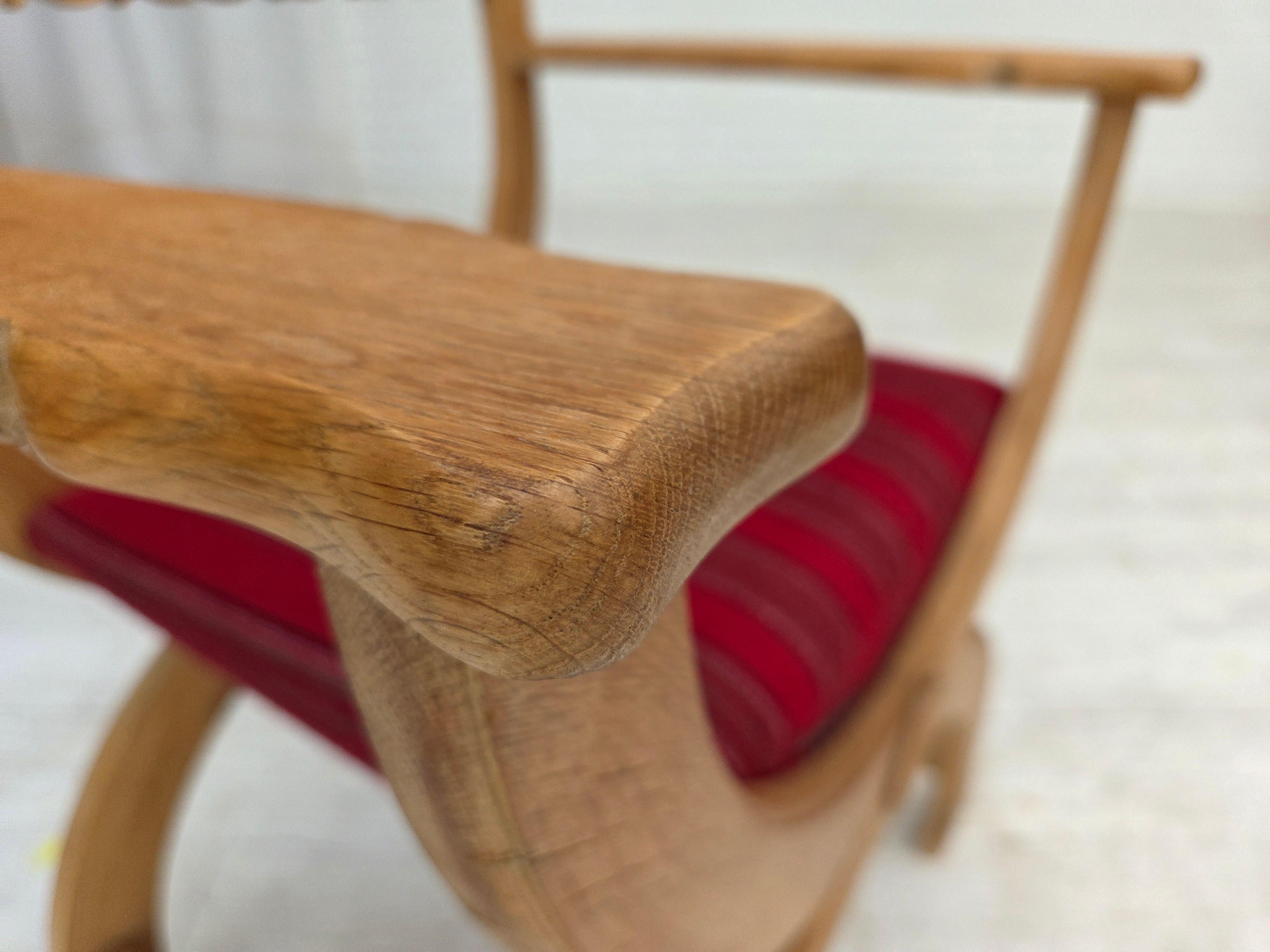 1970er, dänischer Sessel, original rote Möbelwolle, massives Eichenholz. im Angebot 1