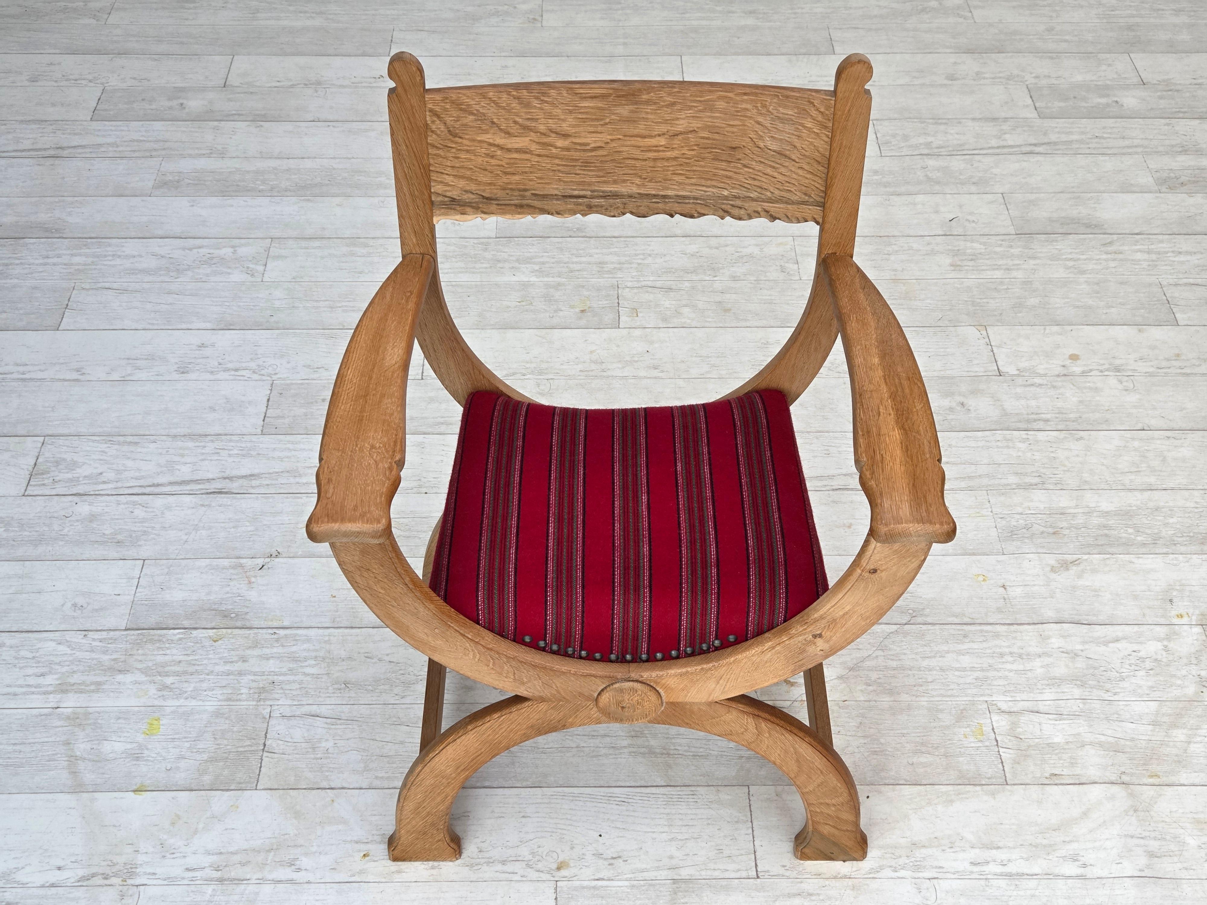 1970er, dänischer Sessel, original rote Möbelwolle, massives Eichenholz. im Angebot 3