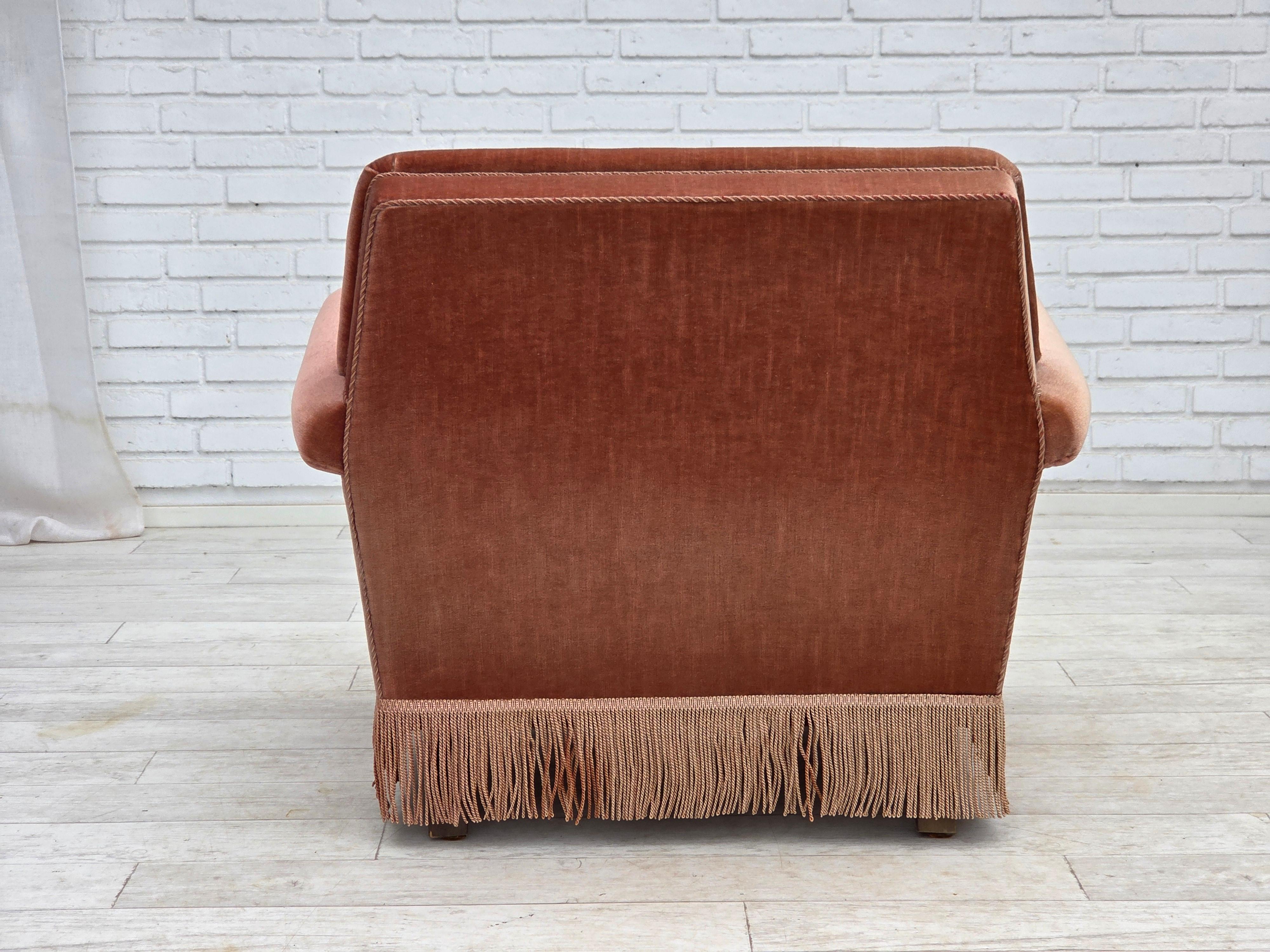 1970er Jahre, Dänischer Sessel, lachsrosa Möbelvelours, Buchenholz. im Angebot 4