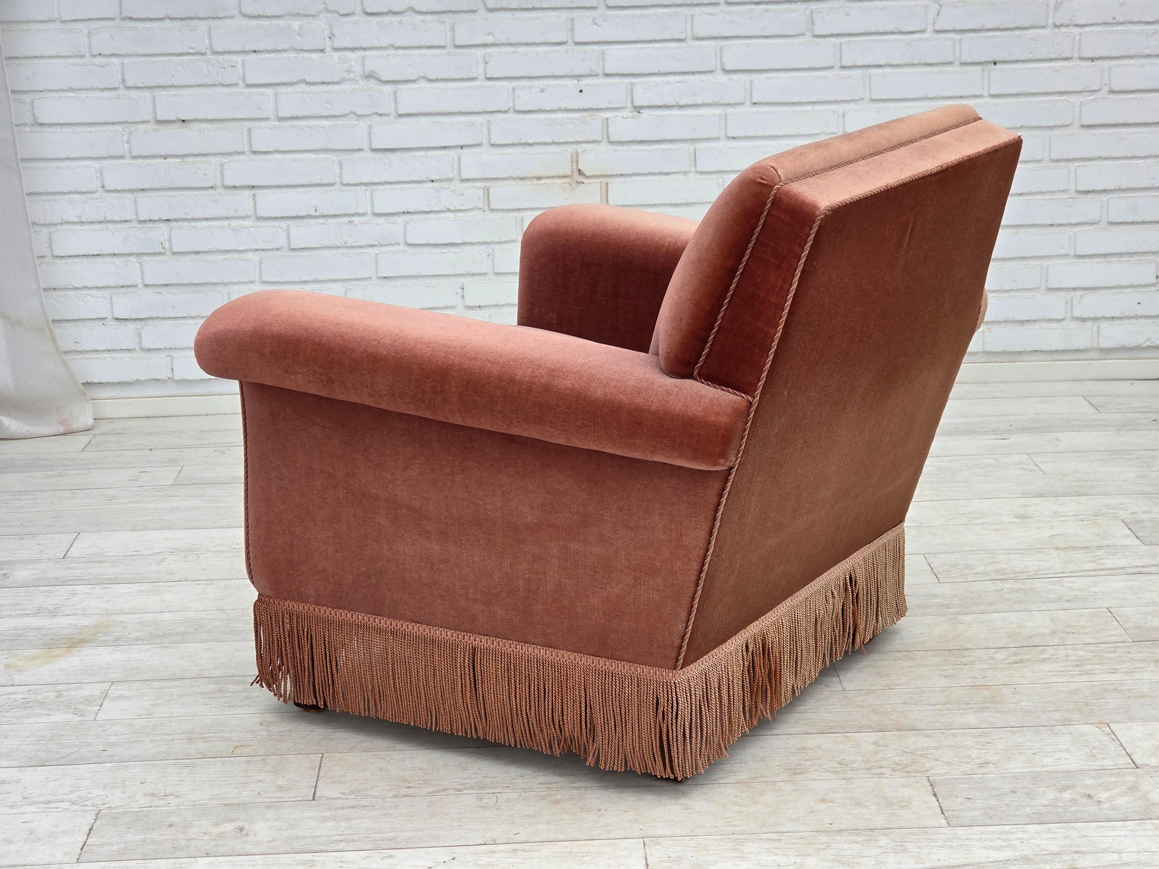 1970er Jahre, Dänischer Sessel, lachsrosa Möbelvelours, Buchenholz. im Angebot 5