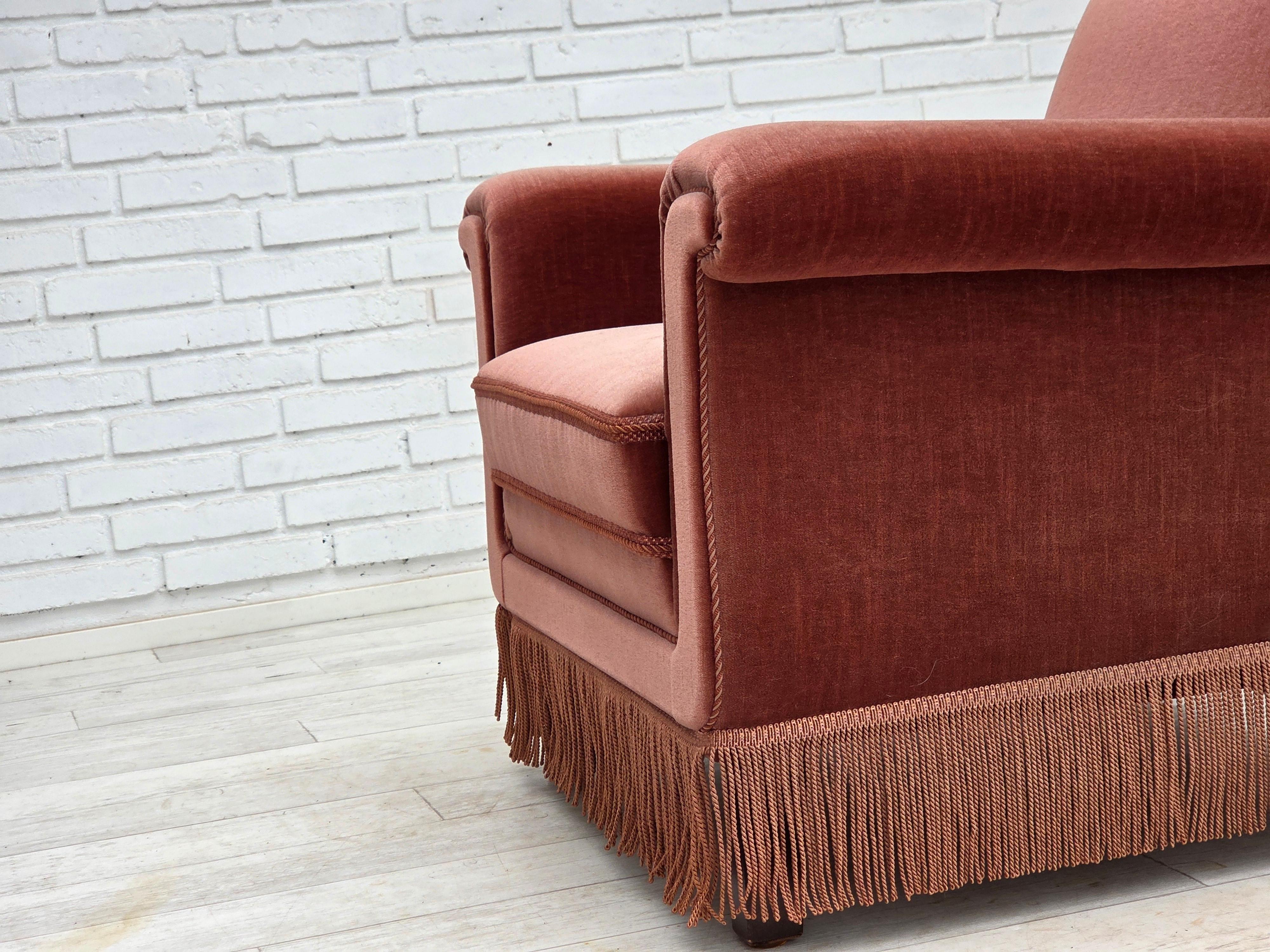 1970er Jahre, Dänischer Sessel, lachsrosa Möbelvelours, Buchenholz. im Angebot 7