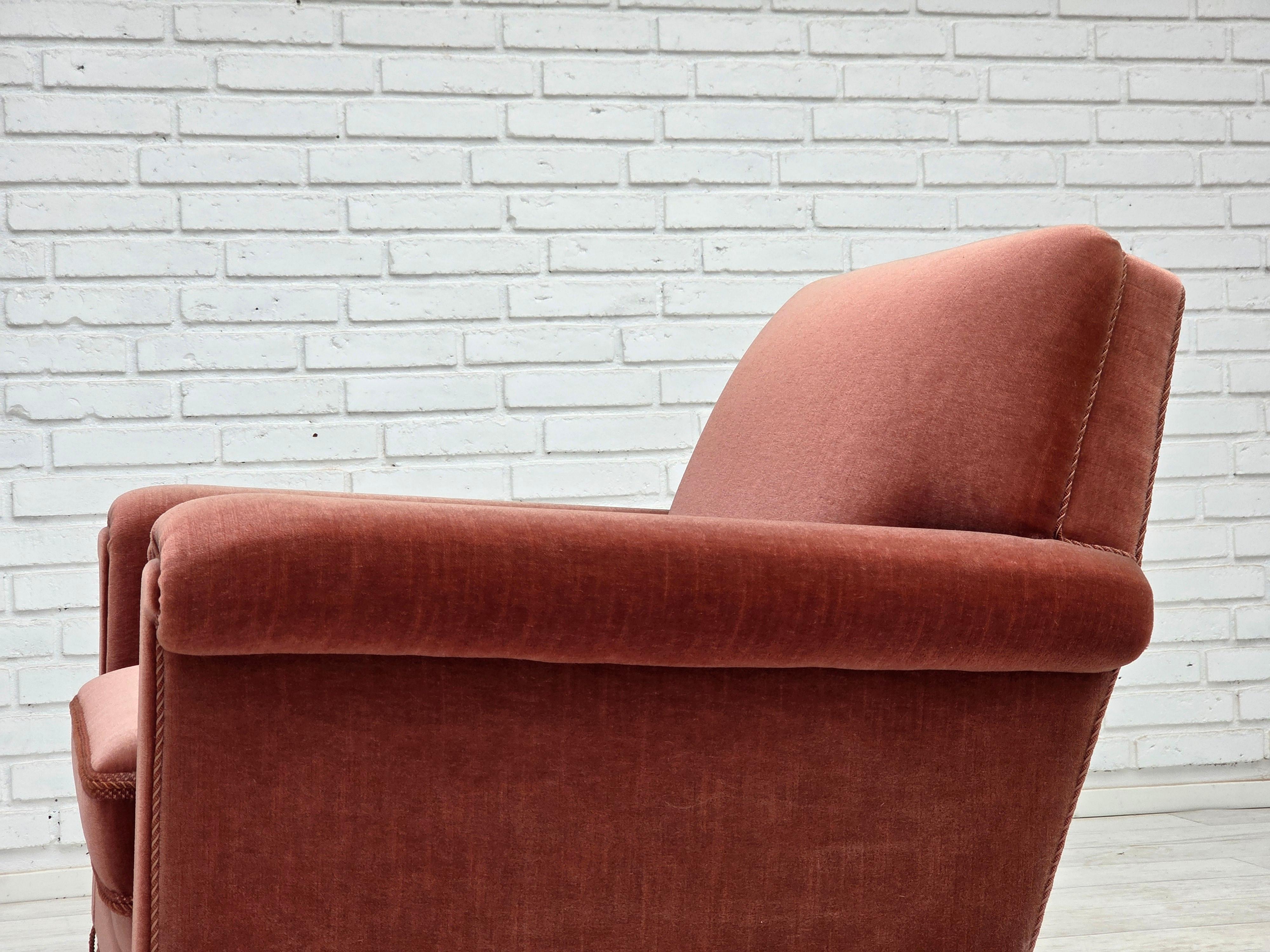 1970er Jahre, Dänischer Sessel, lachsrosa Möbelvelours, Buchenholz. im Angebot 8