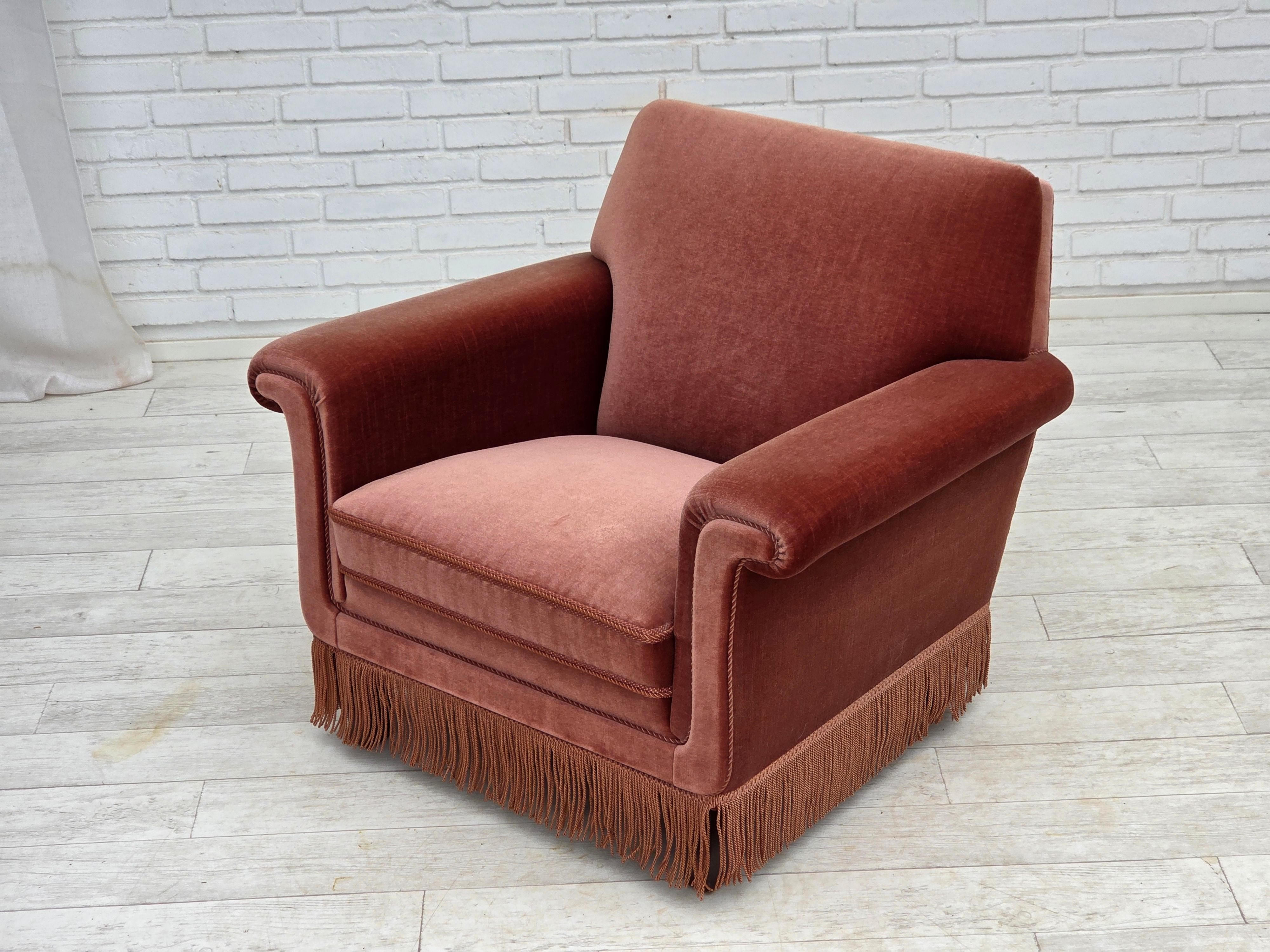 1970er Jahre, Dänischer Sessel, lachsrosa Möbelvelours, Buchenholz. im Angebot 9