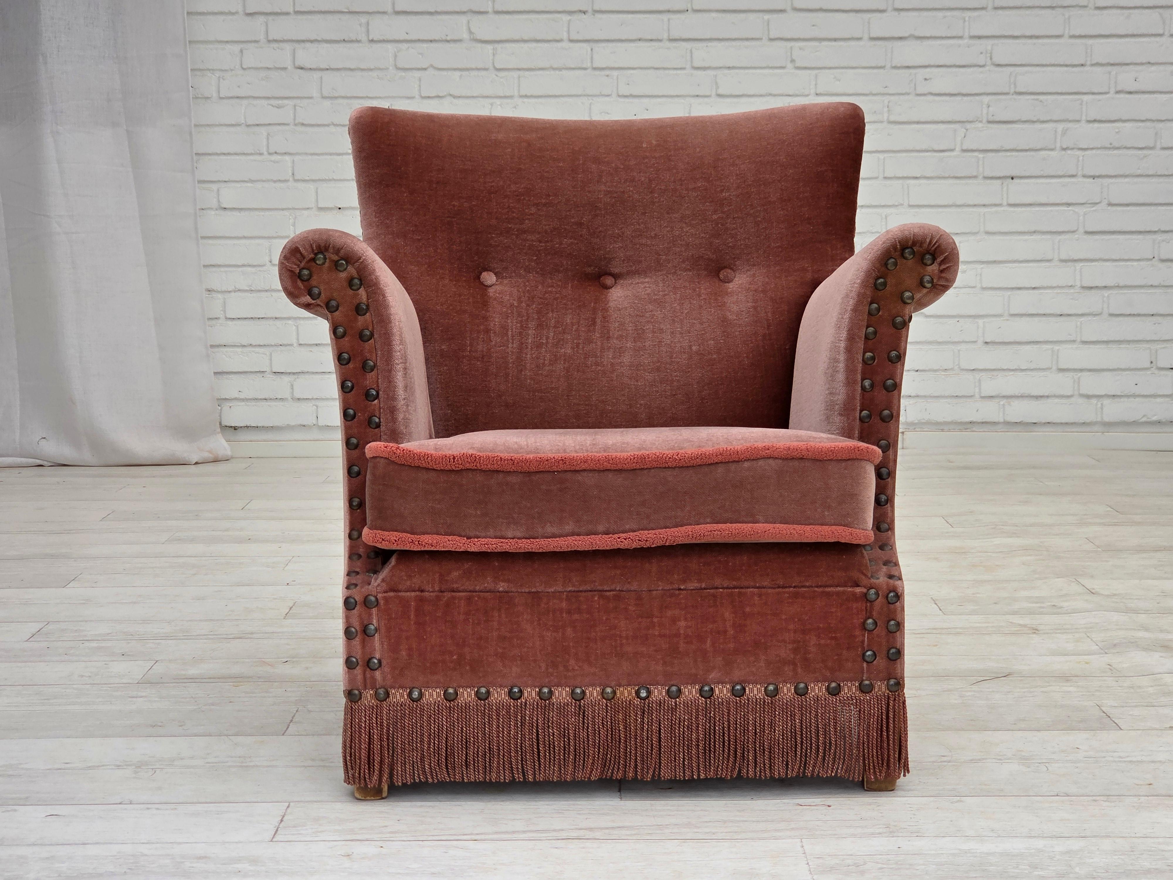 Anni '70, Poltrona danese. Arredamento in velluto rosa salmone, molle nella seduta, gambe in legno di faggio. Condizioni originali molto buone: nessun odore, nessuna macchia e struttura stabile. Prodotto da un produttore di mobili danese intorno
