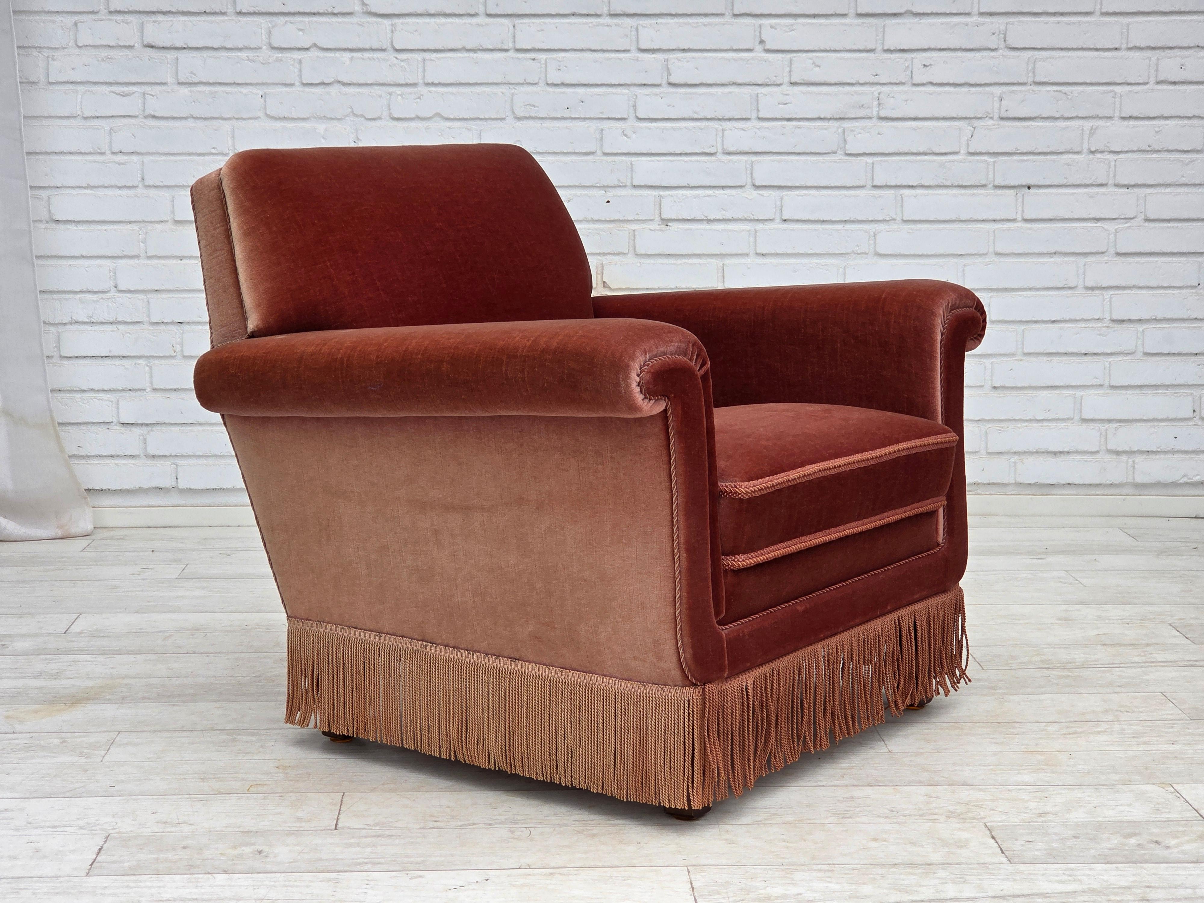 1970er Jahre, Dänischer Sessel. Lachsfarbener Möbelvelours, Beine aus Buchenholz, Federn im Sitz. Originaler sehr guter Zustand: keine Gerüche, keine Flecken und stabile Konstruktion. Hergestellt von einem dänischen Möbelhersteller in den 1970-75er