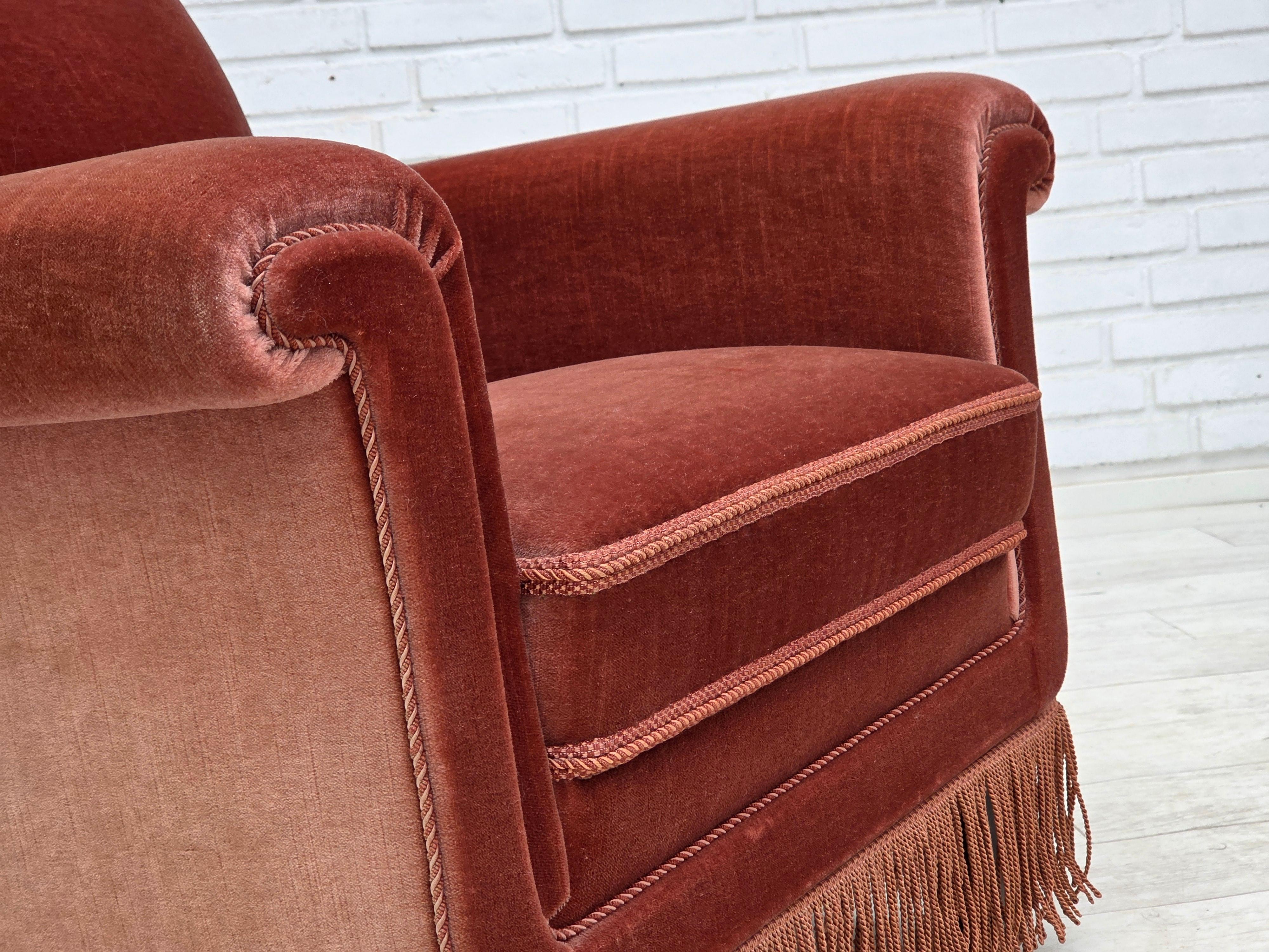 1970er Jahre, Dänischer Sessel, lachsrosa Möbelvelours, Buchenholz. (Skandinavische Moderne) im Angebot