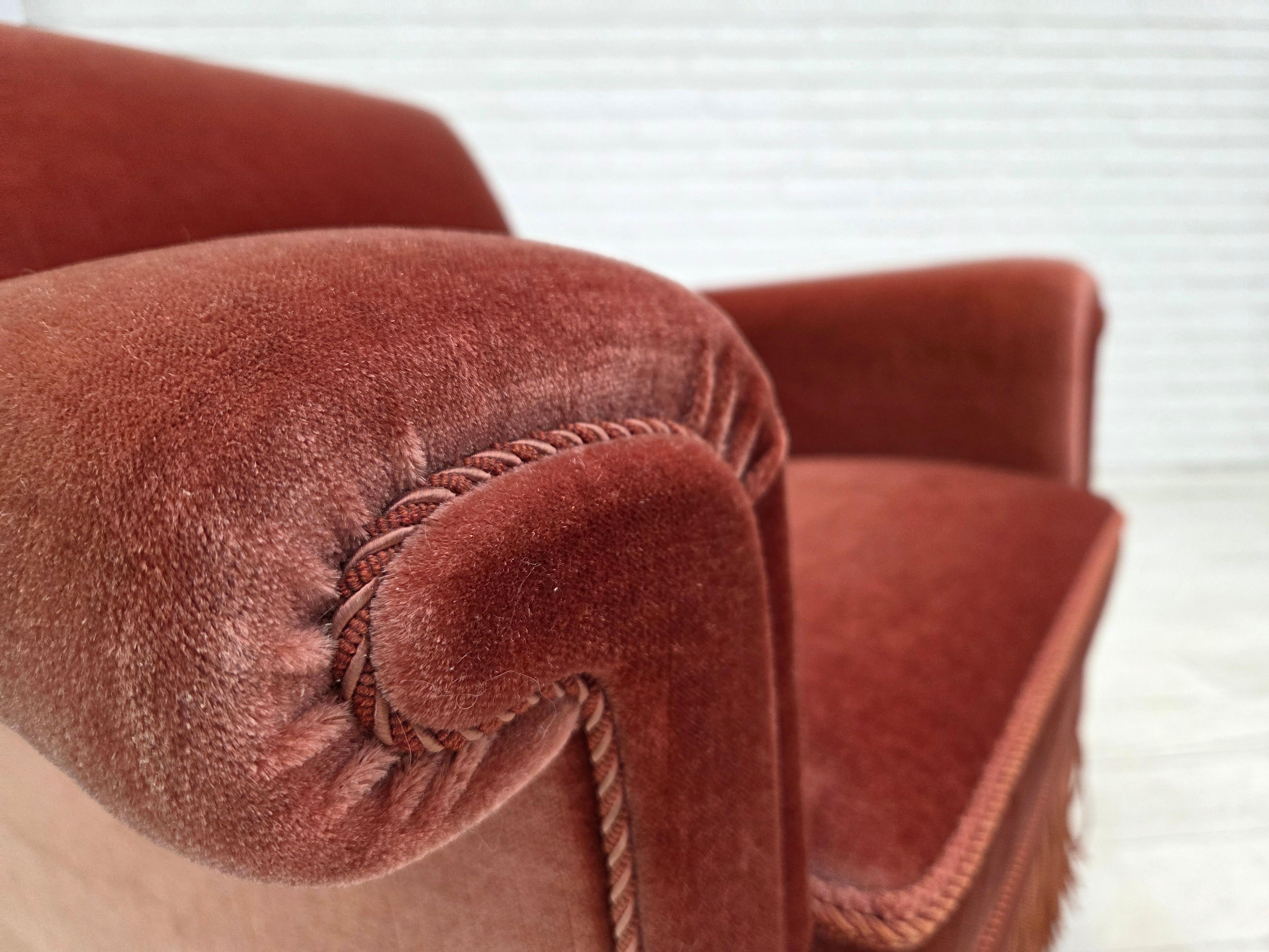 1970er Jahre, Dänischer Sessel, lachsrosa Möbelvelours, Buchenholz. im Zustand „Gut“ im Angebot in Tarm, 82