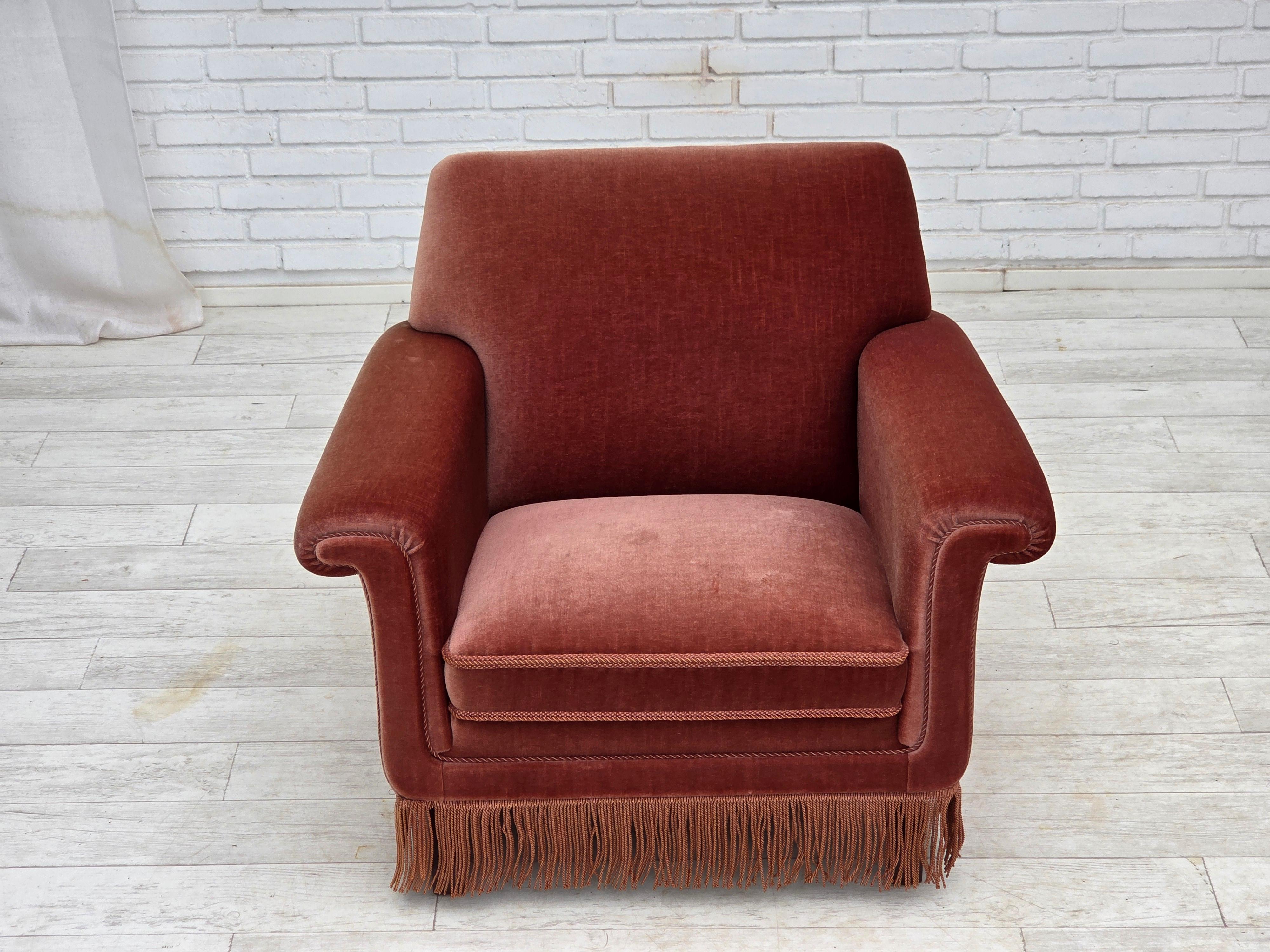 1970er Jahre, Dänischer Sessel, lachsrosa Möbelvelours, Buchenholz. (Samt) im Angebot