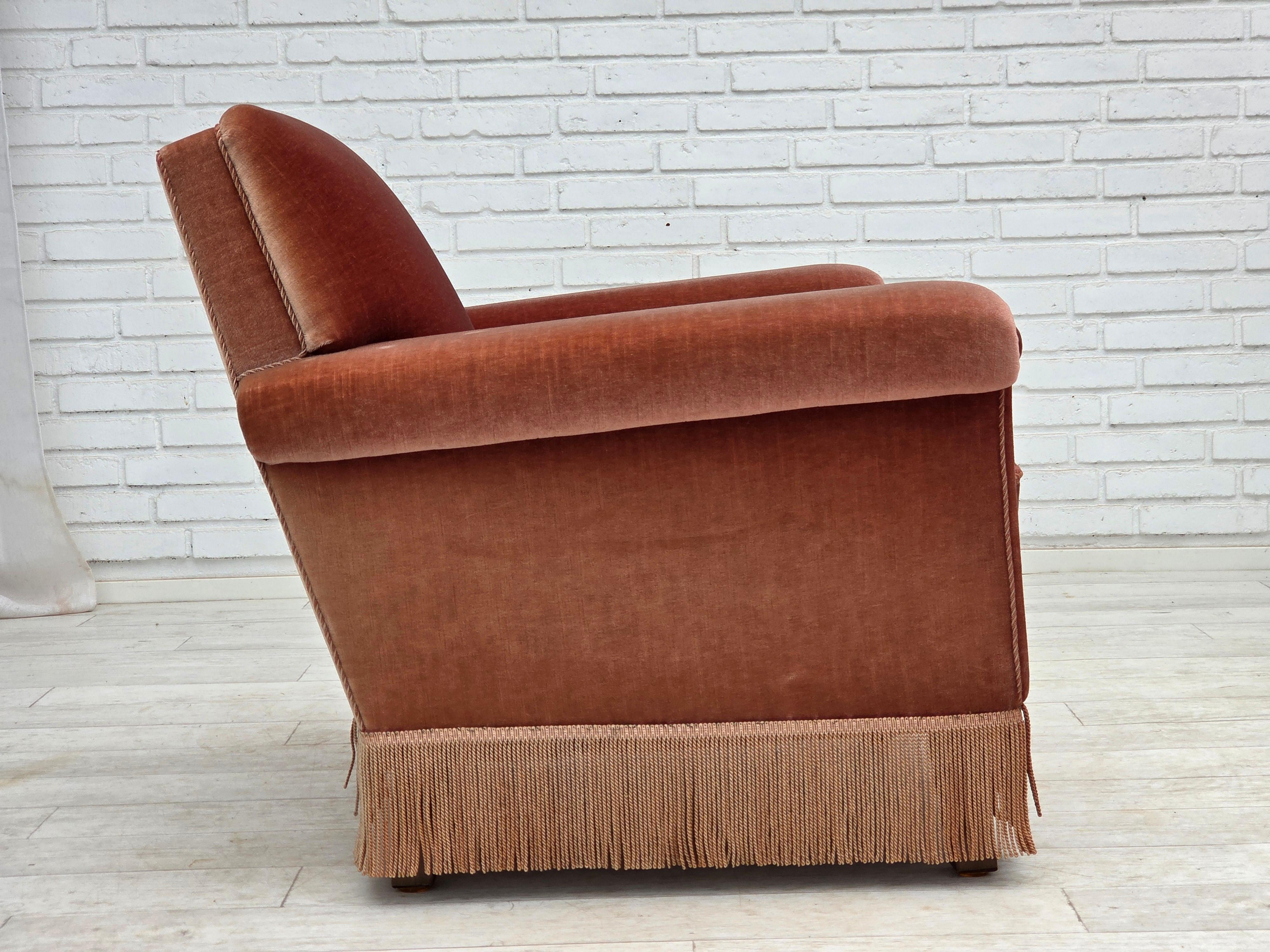 1970er Jahre, Dänischer Sessel, lachsrosa Möbelvelours, Buchenholz. im Angebot 1