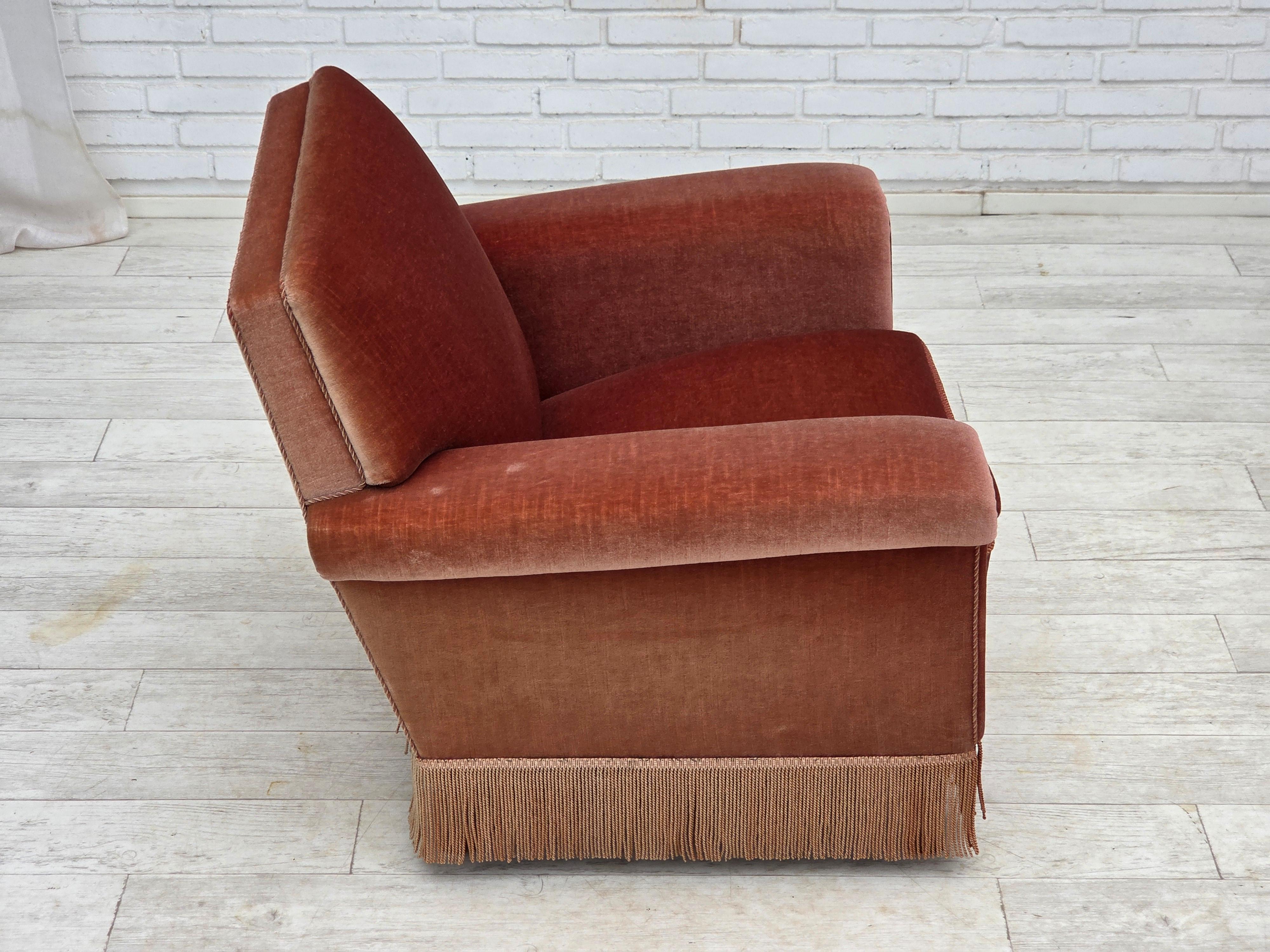 1970er Jahre, Dänischer Sessel, lachsrosa Möbelvelours, Buchenholz. im Angebot 2