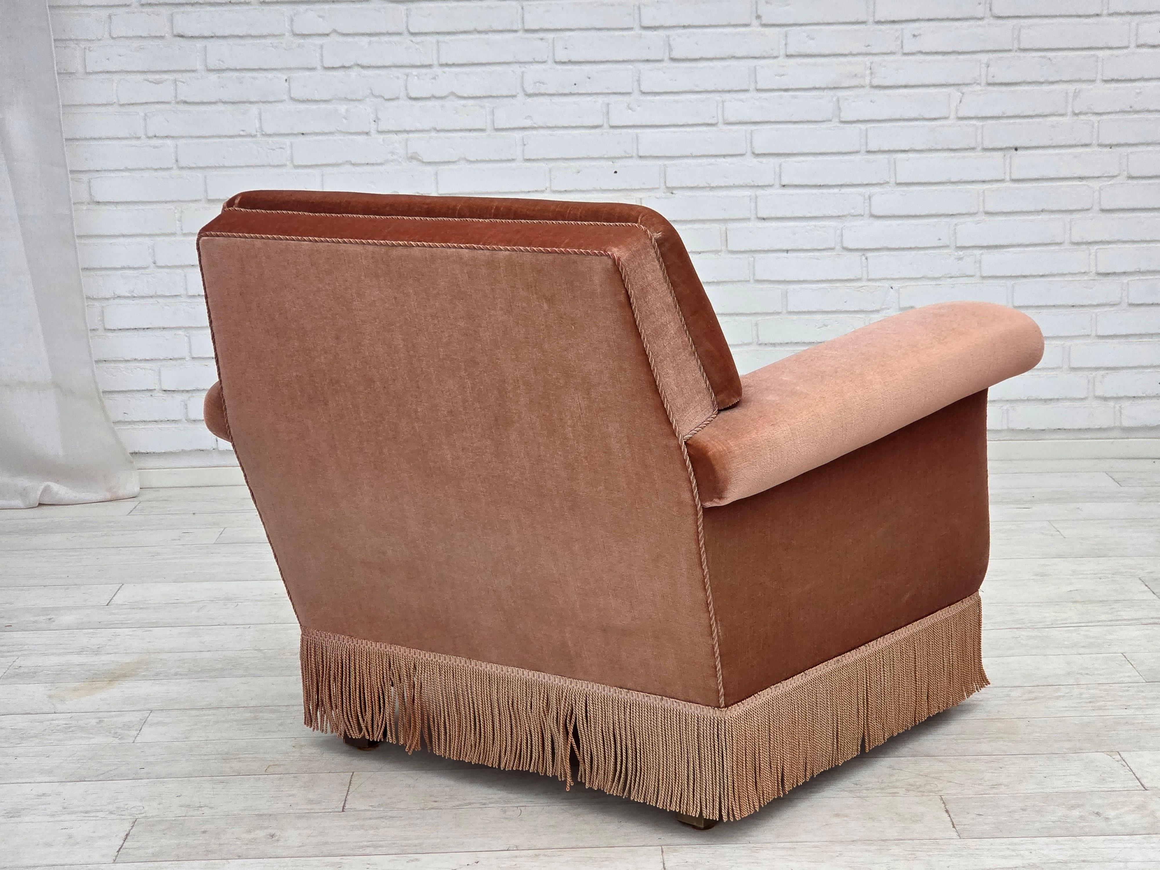 1970er Jahre, Dänischer Sessel, lachsrosa Möbelvelours, Buchenholz. im Angebot 3