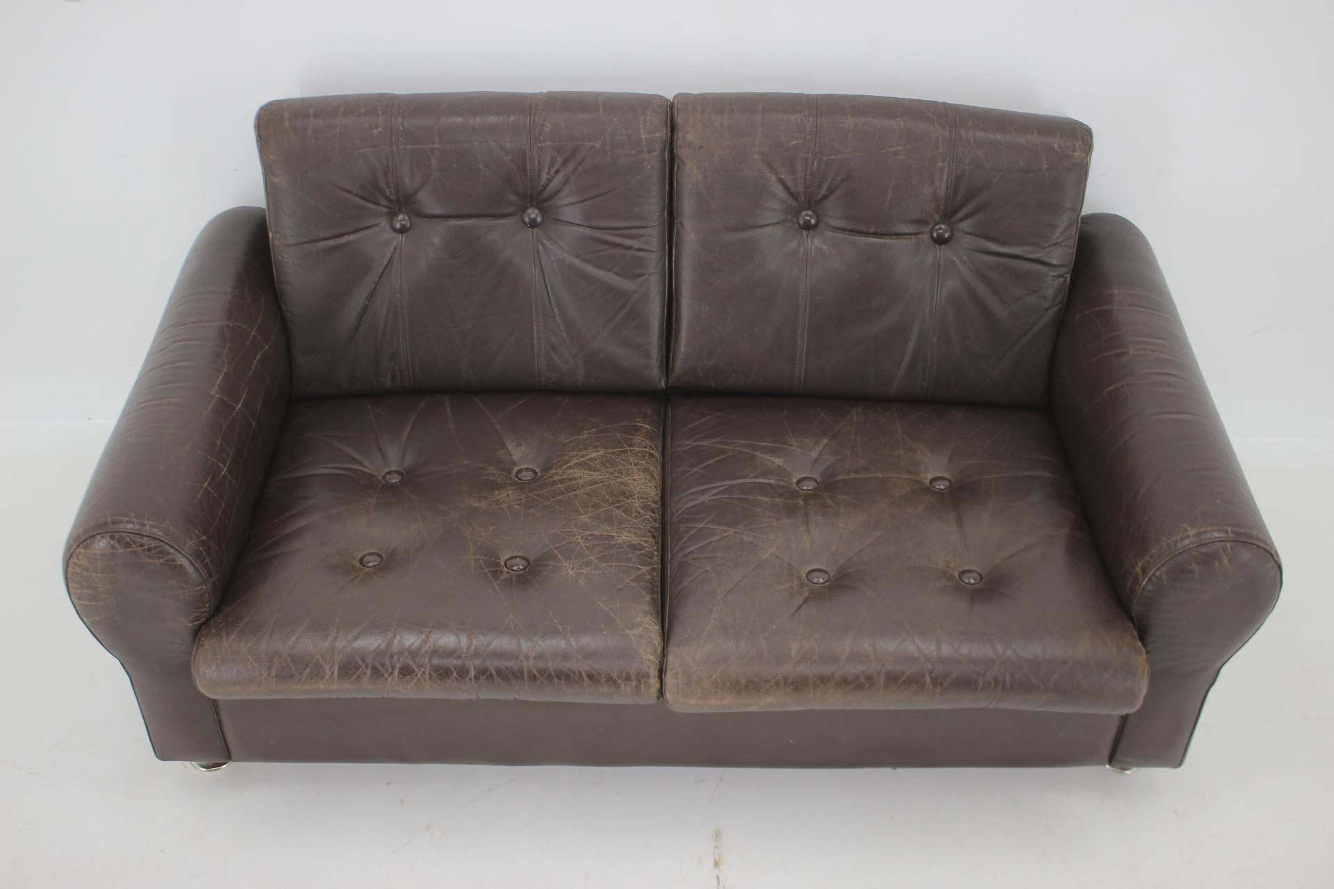 1970s Danish Brown Leather 2 Seater Sofa In Good Condition For Sale In Praha, CZ