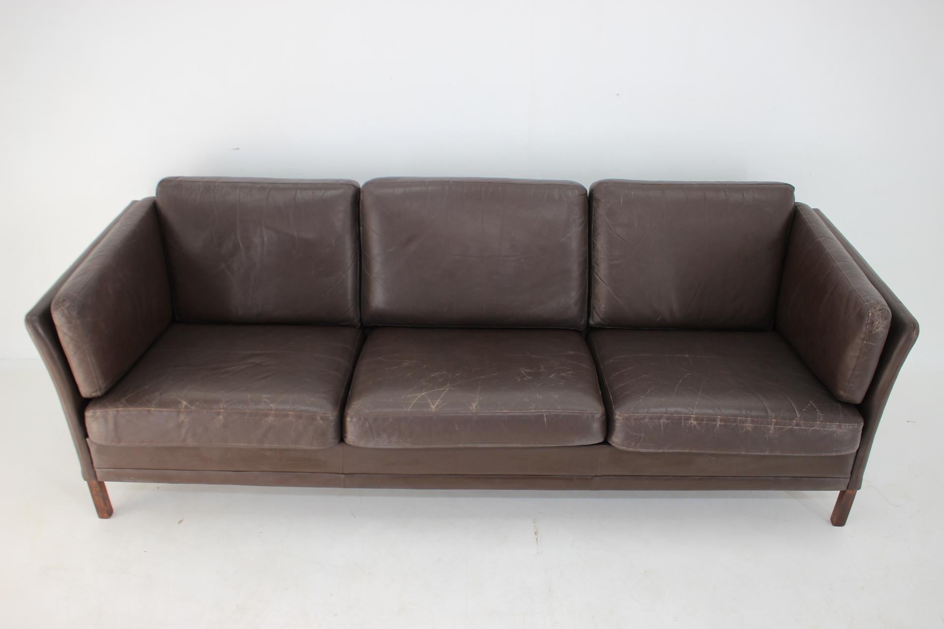 1970s Danish Brown Leather 3-Seater Sofa In Good Condition For Sale In Praha, CZ