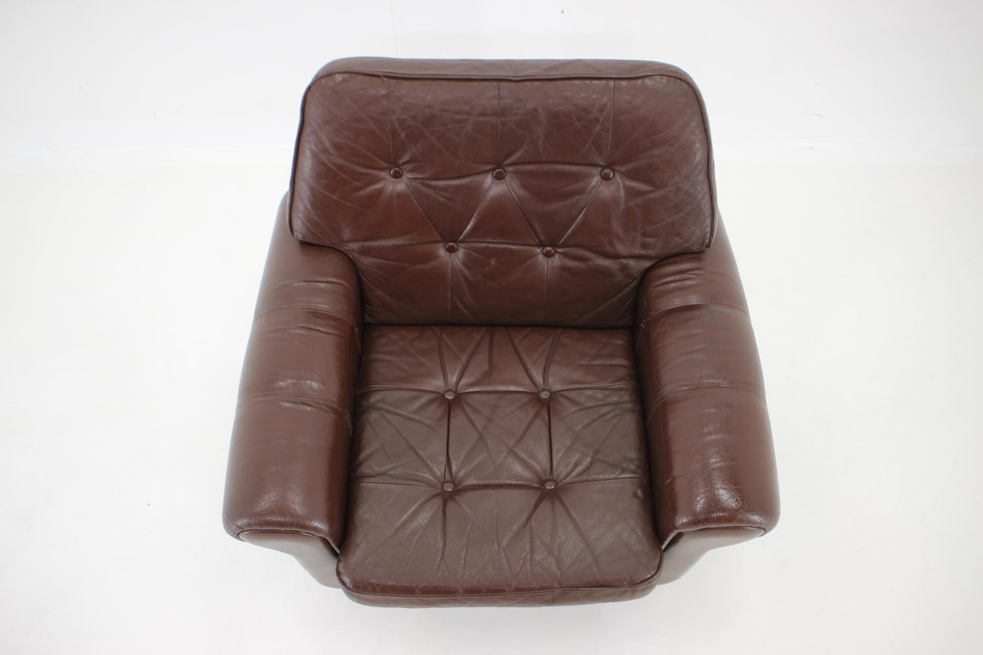 1970s Danish Brown Leather Armchair, Denmark In Good Condition For Sale In Praha, CZ