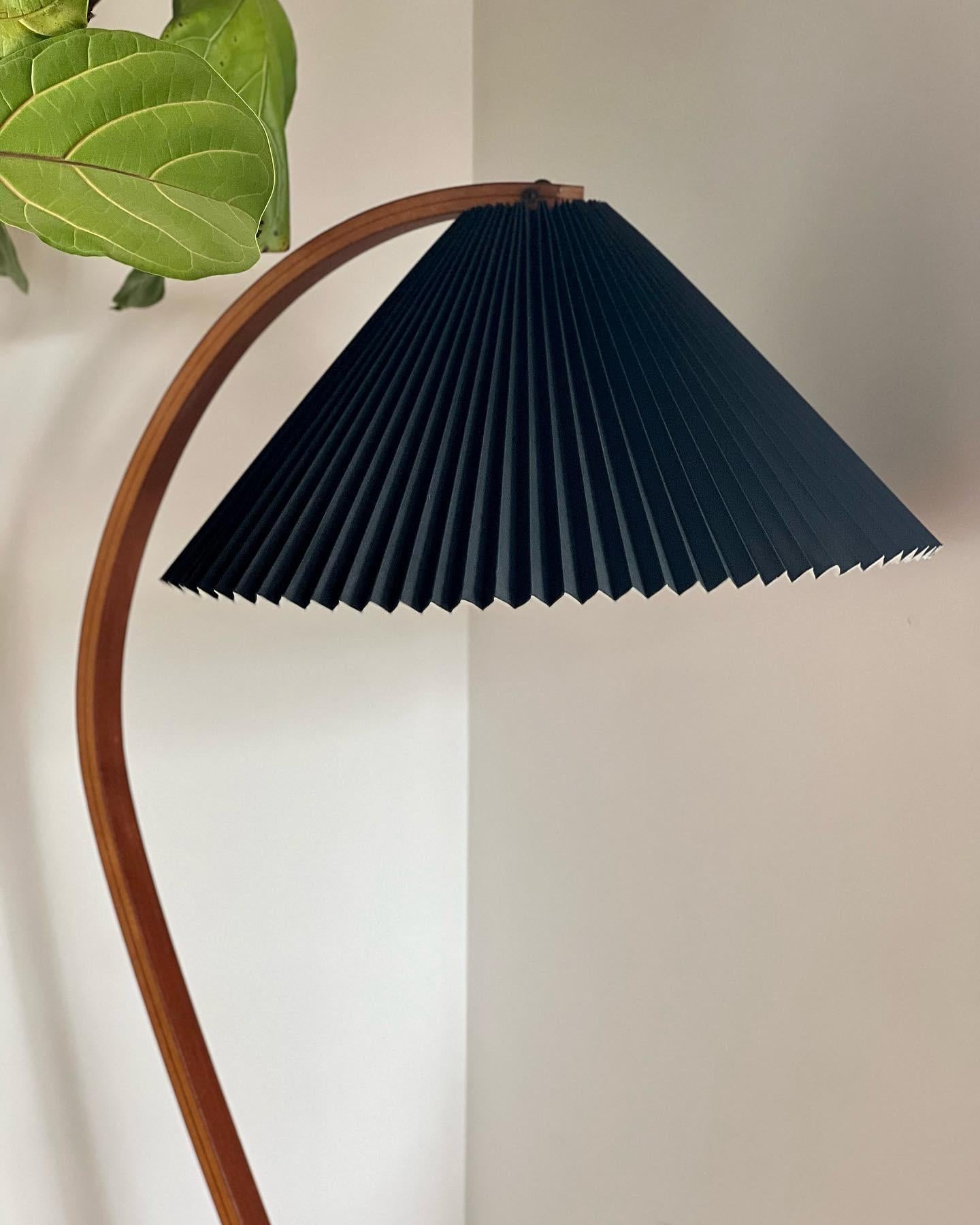 Scandinavo moderno Lampada da terra in teak danese Caprani di Mads Caprani degli anni '70 con paralume originale in lino in vendita