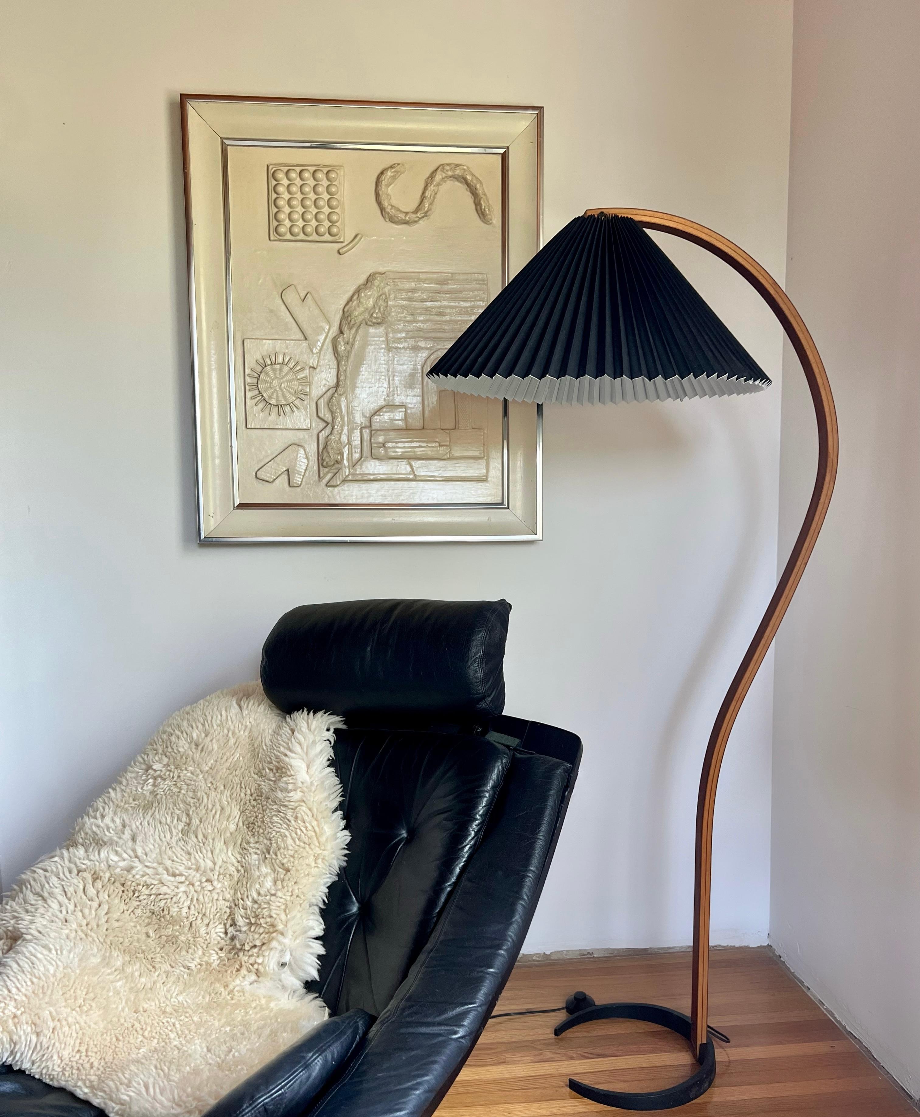 Lampada da terra in teak danese Caprani di Mads Caprani degli anni '70 con paralume originale in lino In condizioni buone in vendita a Oceanside, US