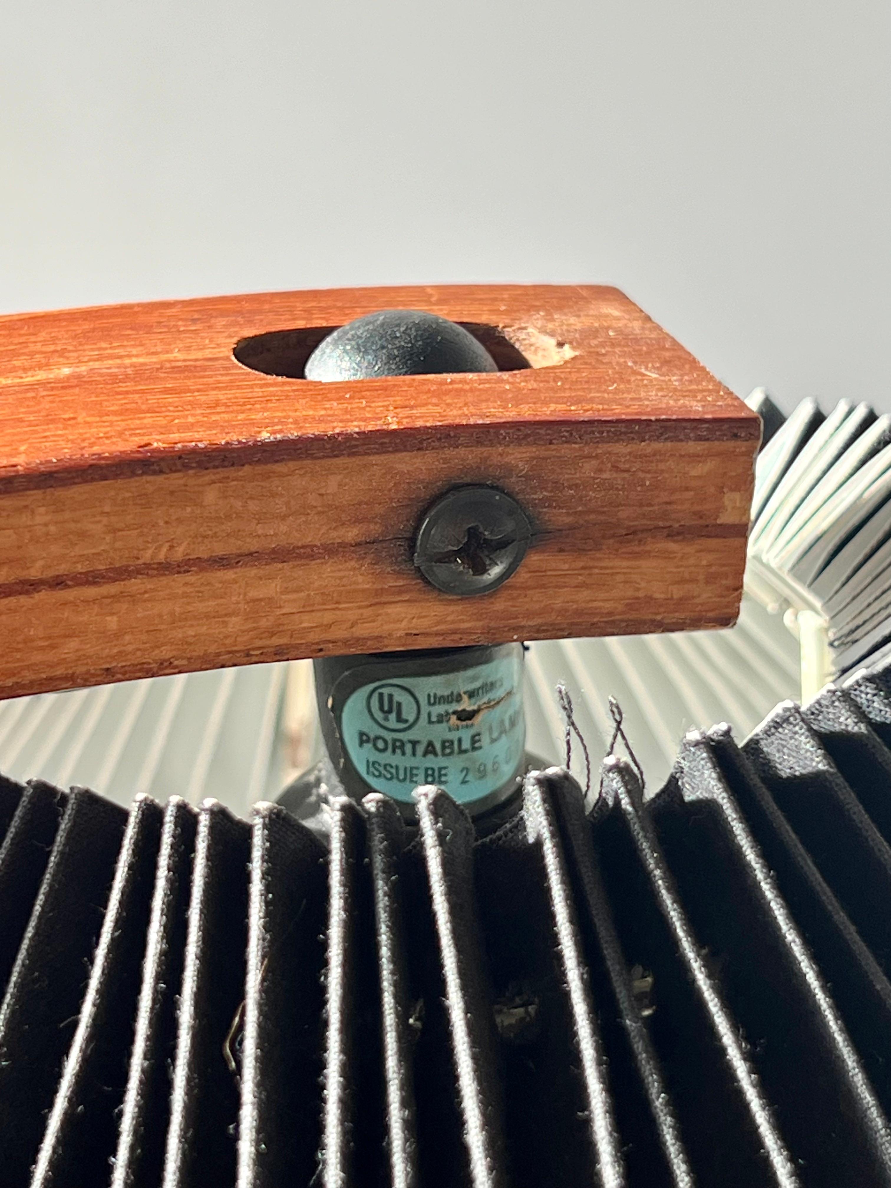 XX secolo Lampada da terra in teak danese Caprani di Mads Caprani degli anni '70 con paralume originale in lino in vendita