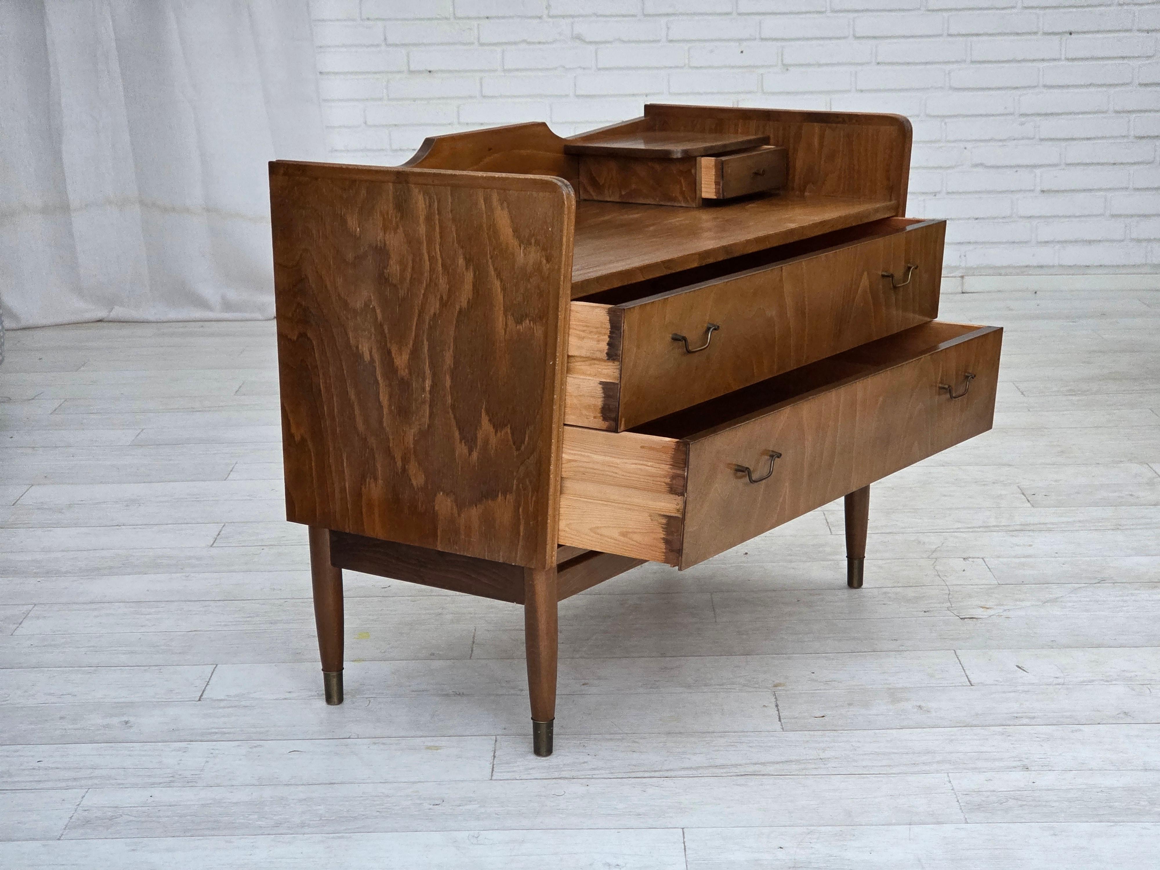 Cassettiera danese degli anni '1970. Legno di Beeche, maniglie e tasselli in ottone sulle gambe. Condizioni originali buone: nessun odore, nessuna macchia e struttura stabile. Prodotto da un produttore di mobili danese intorno agli anni 1965-70.