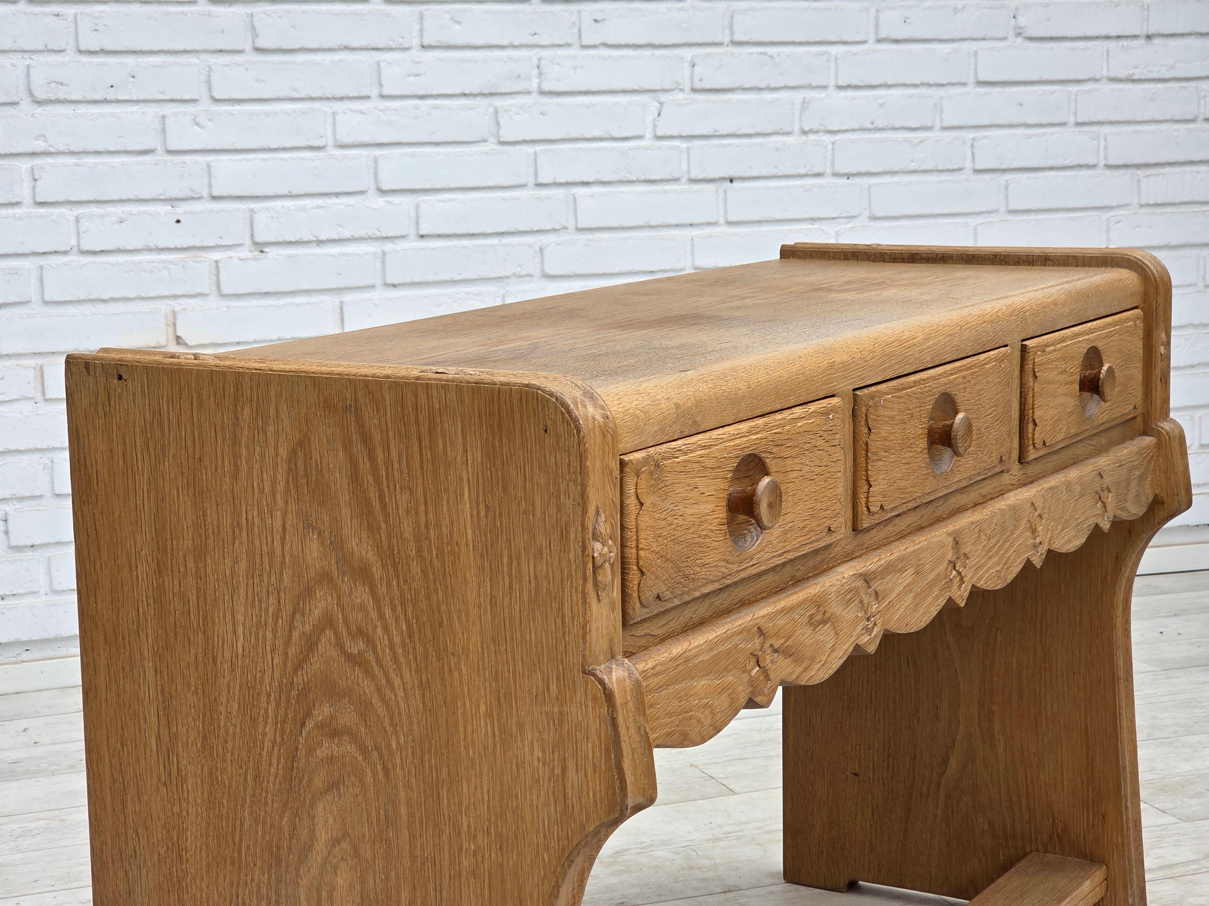 Cassettiera danese degli anni '1970. Legno di Oak, originale in buone condizioni: nessun odore, nessuna macchia e struttura stabile. Prodotto da un produttore di mobili danese intorno agli anni 1965-70. Design vintage scandinavo originale