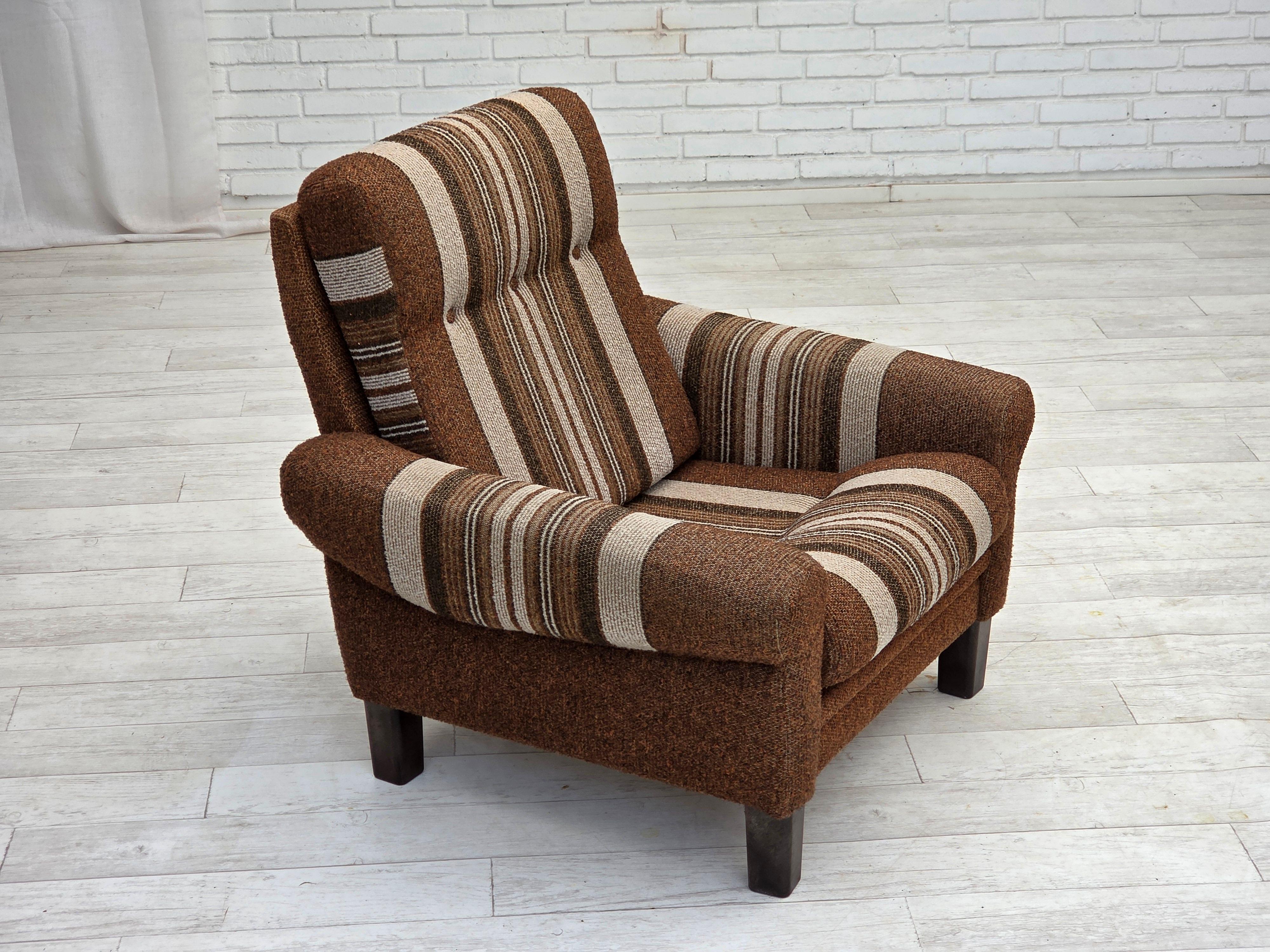 Anni '70, sedia da club danese. Tessuto in lana marrone/beige per mobili, gambe in plastica marrone. Condizioni originali molto buone: nessun odore, nessuna macchia e struttura stabile. Prodotto da un produttore di mobili danese negli anni 1975-80