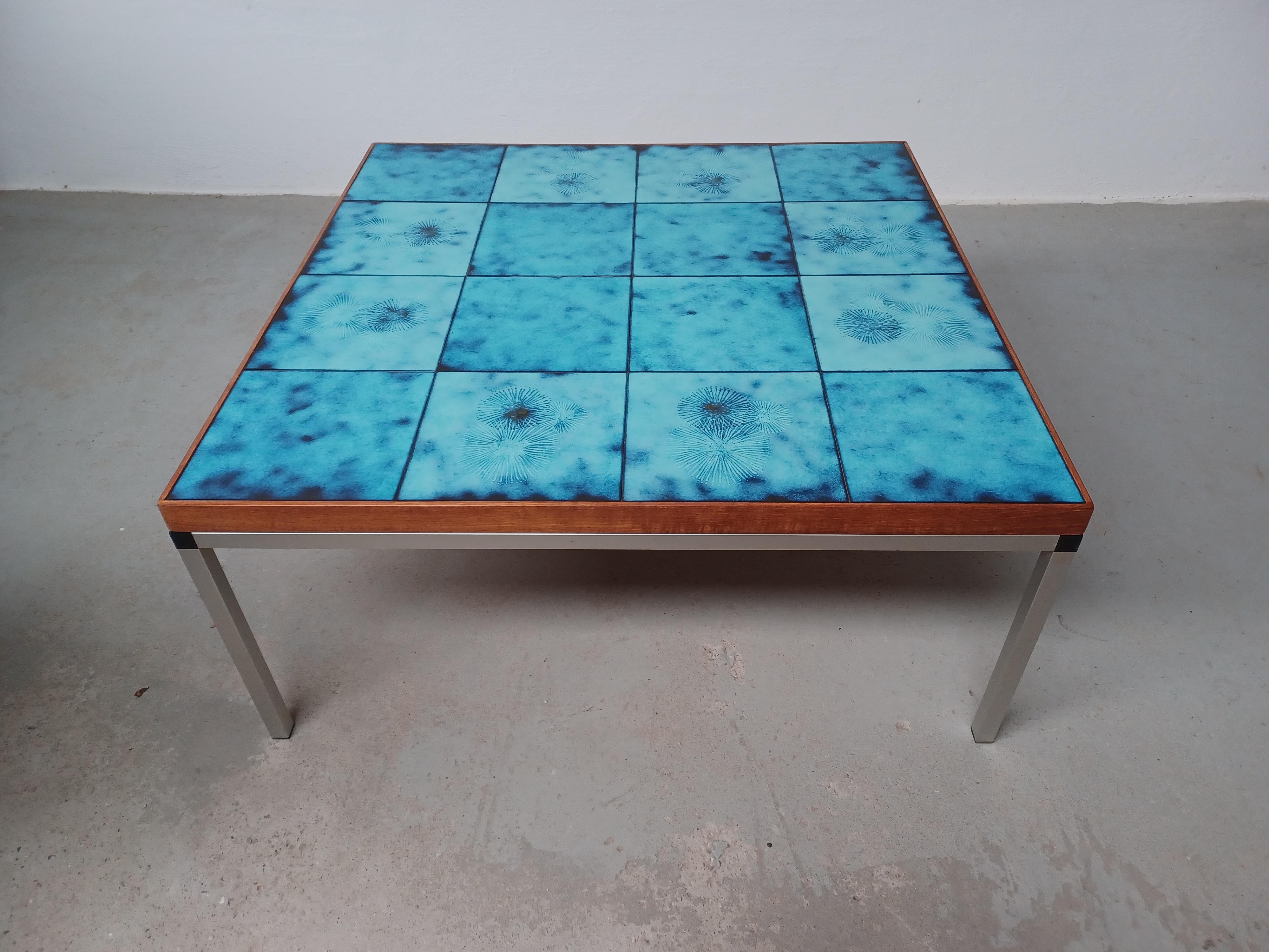 1970er Jahre dänischer Couchtisch aus Aluminium-Teakholz und dekorierten Keramikfliesen

Geräumiger, lebhafter Couchtisch aus den 1970er Jahren mit Aluminiumrahmen und lebhaften blauen Fliesen in einer Vielfalt von hellblau bis tiefdunkelblau, fast