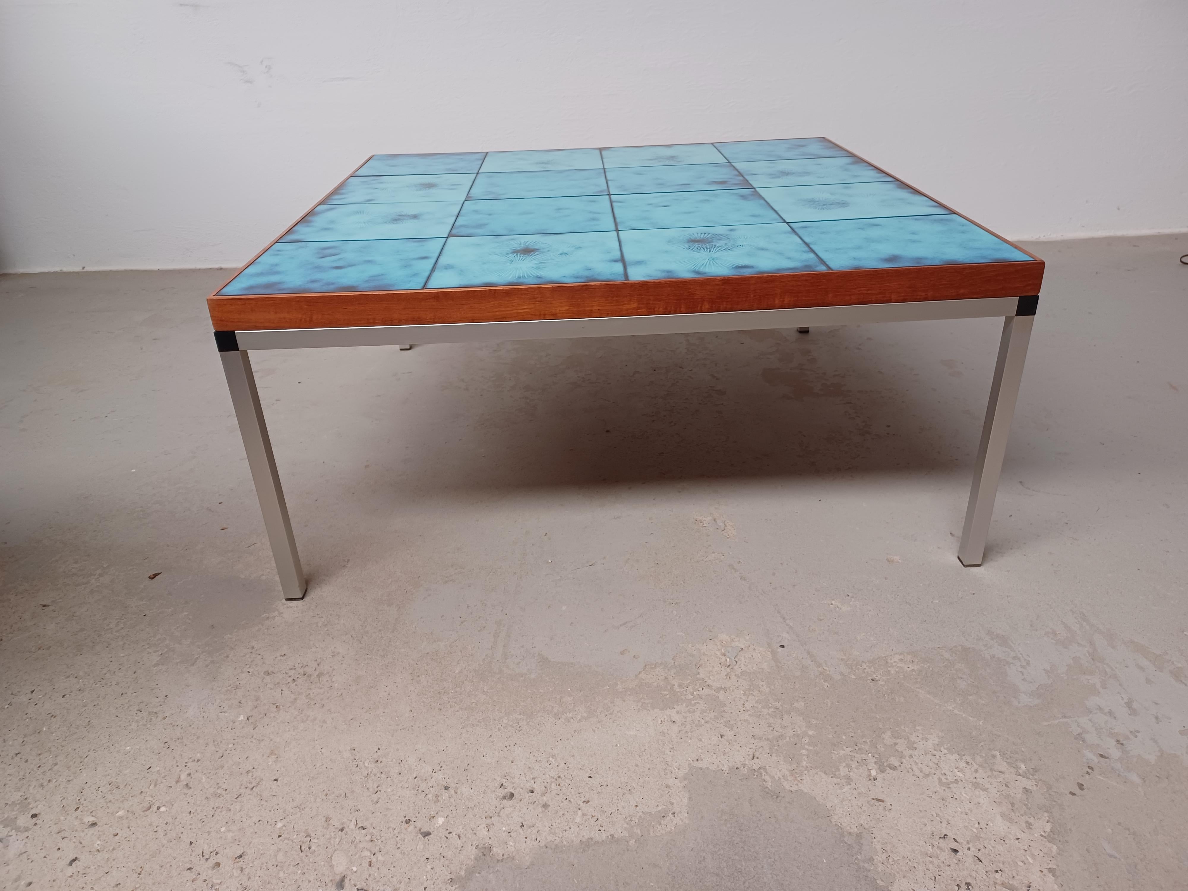 Dänischer Couchtisch aus Aluminium, Teakholz und Keramikfliesen von Decoratet aus den 1970er Jahren (Moderne) im Angebot
