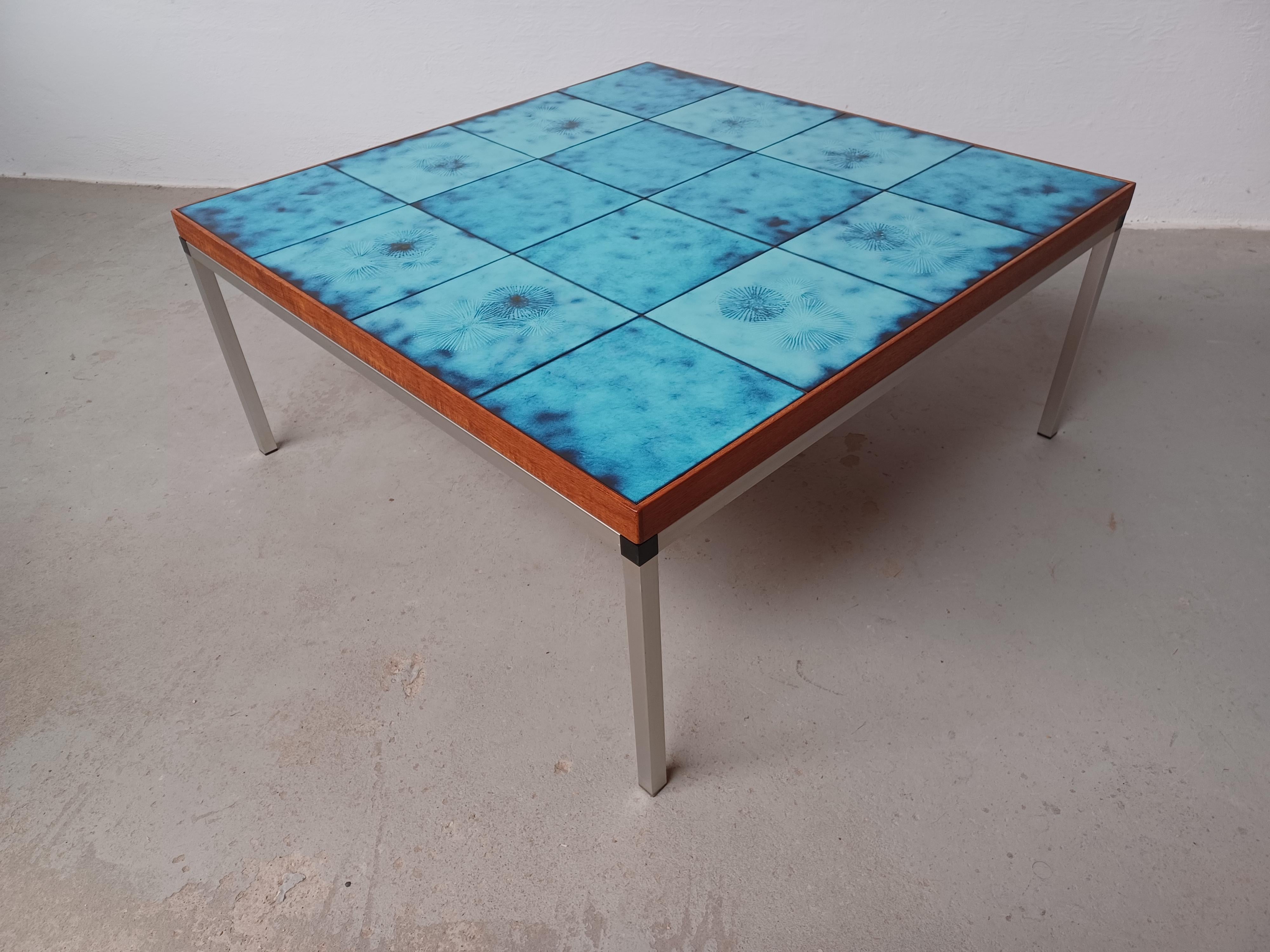 Dänischer Couchtisch aus Aluminium, Teakholz und Keramikfliesen von Decoratet aus den 1970er Jahren (Ende des 20. Jahrhunderts) im Angebot