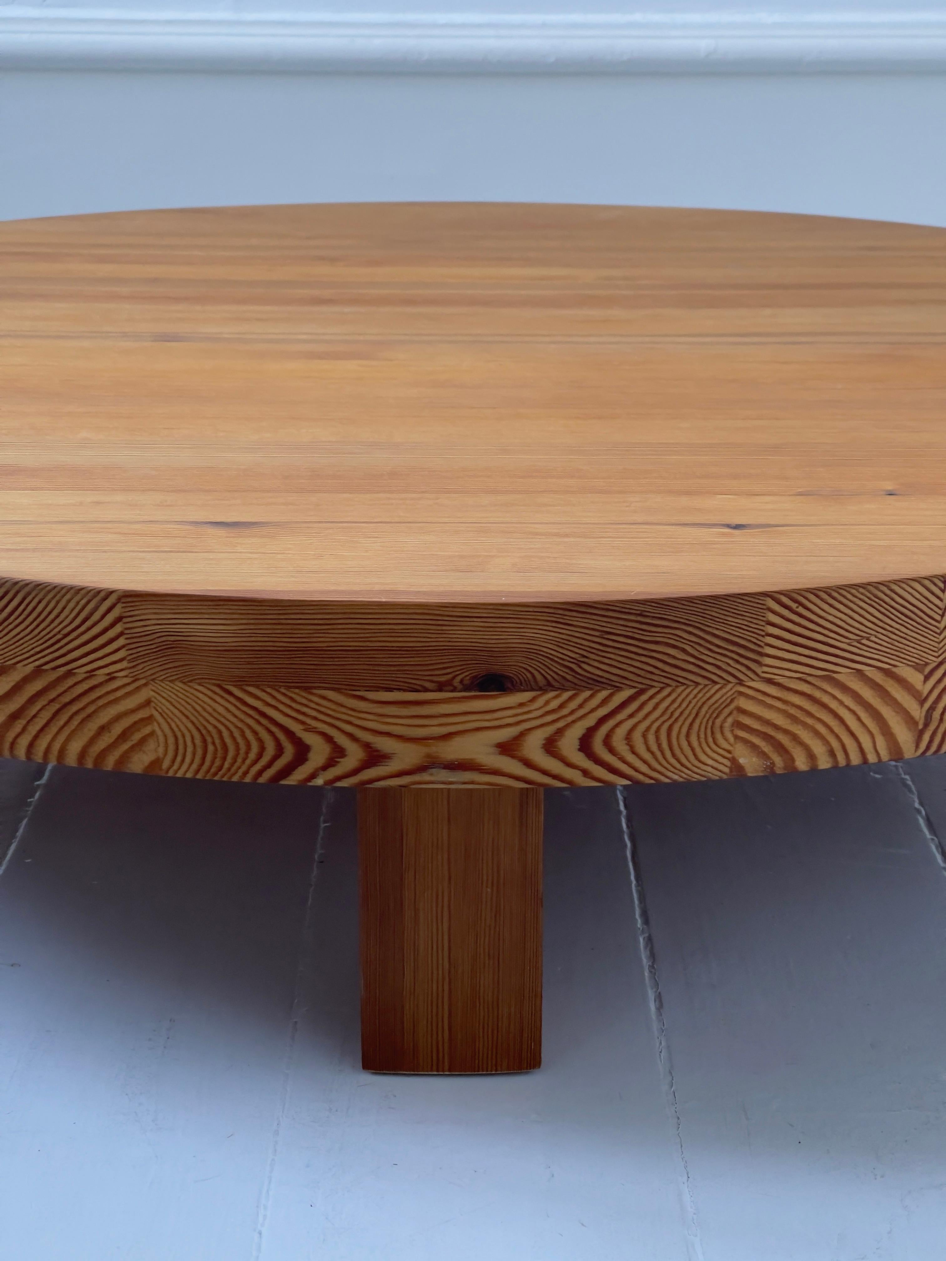 Danish 1970s round coffee table by danish cabinet maker in solid patinated pine wood. For Sale