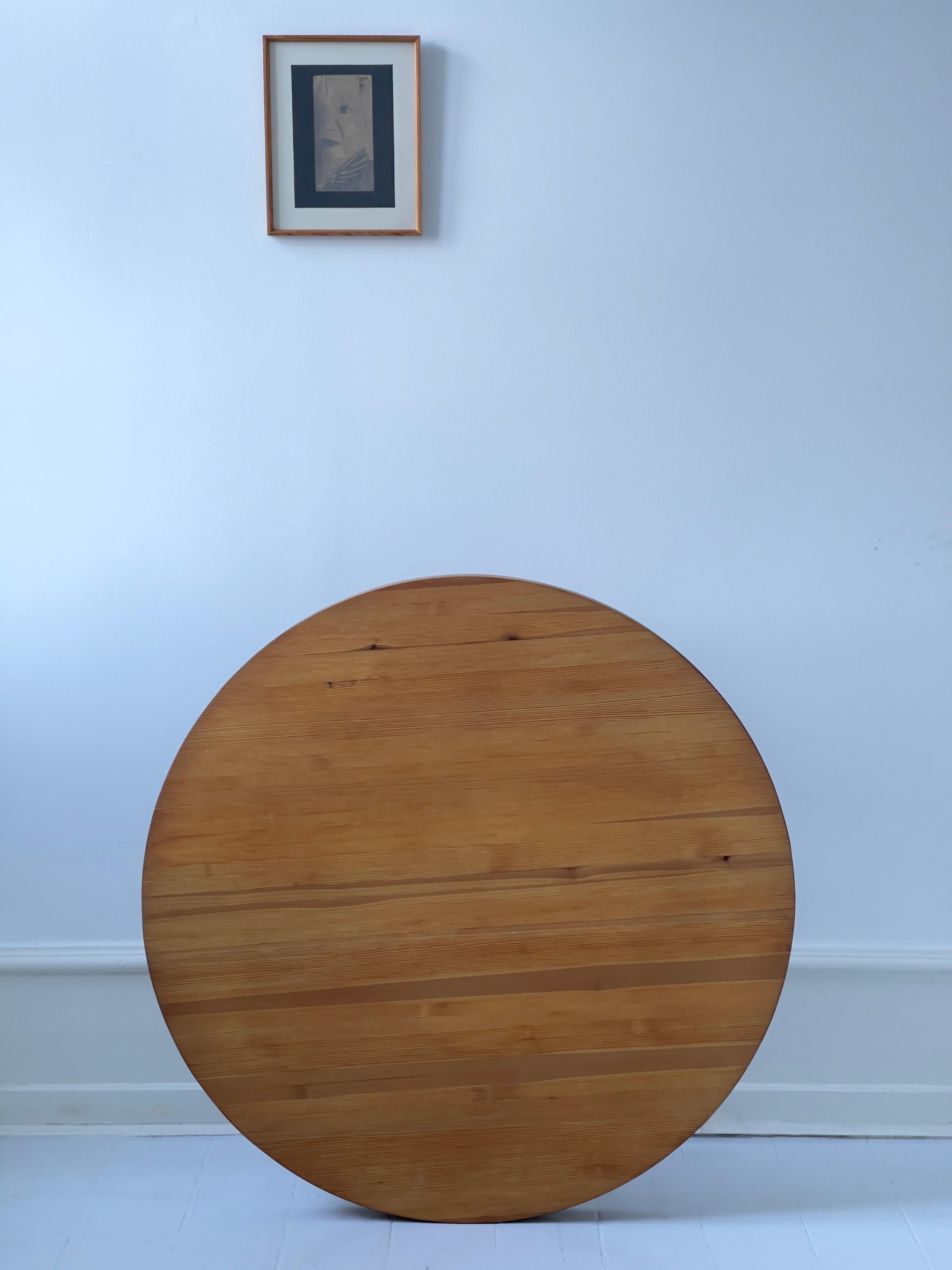 Scandinavian Modern 1970s round coffee table by danish cabinet maker in solid patinated pine wood. For Sale