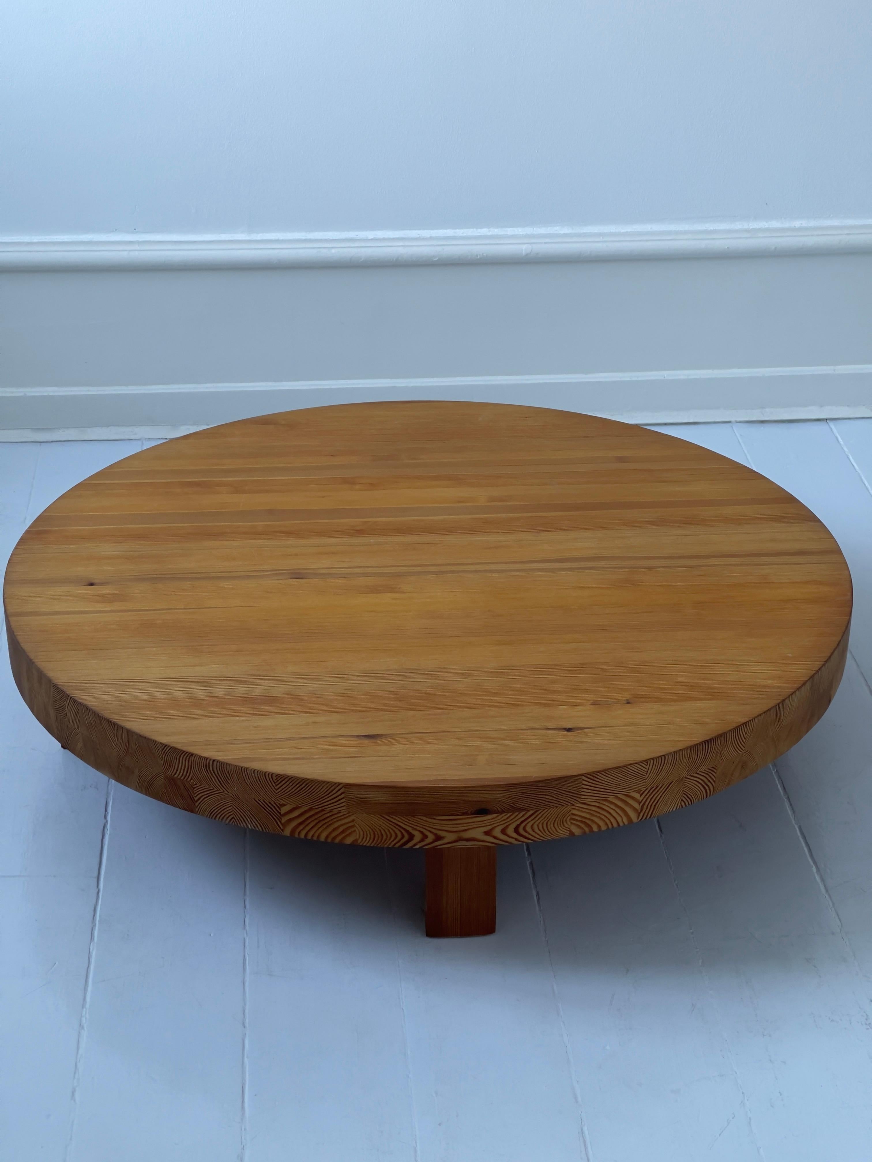 1970s round coffee table by danish cabinet maker in solid patinated pine wood. In Good Condition For Sale In København K, 84