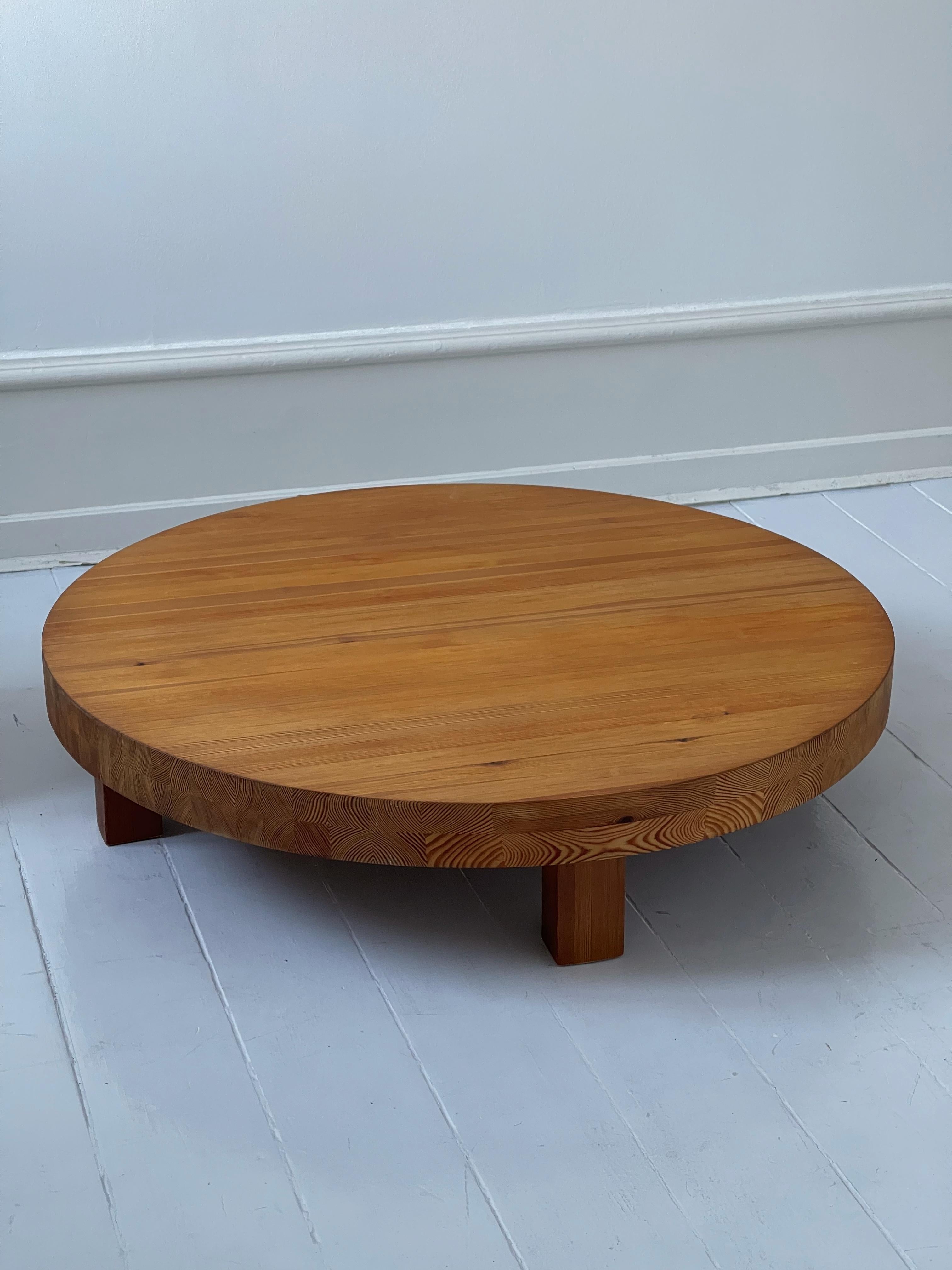 Pine 1970s round coffee table by danish cabinet maker in solid patinated pine wood. For Sale