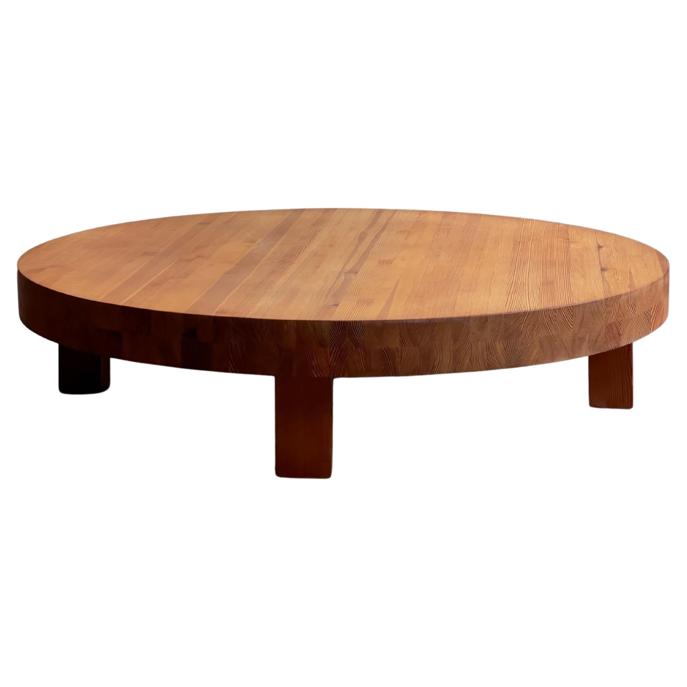 1970s round coffee table by danish cabinet maker in solid patinated pine wood. For Sale
